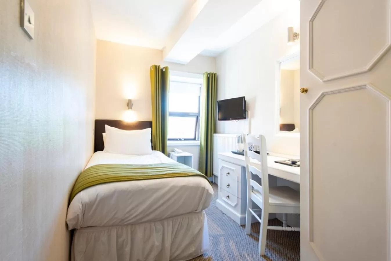 Photo of the whole room, Bed in The Imperial Crown Hotel