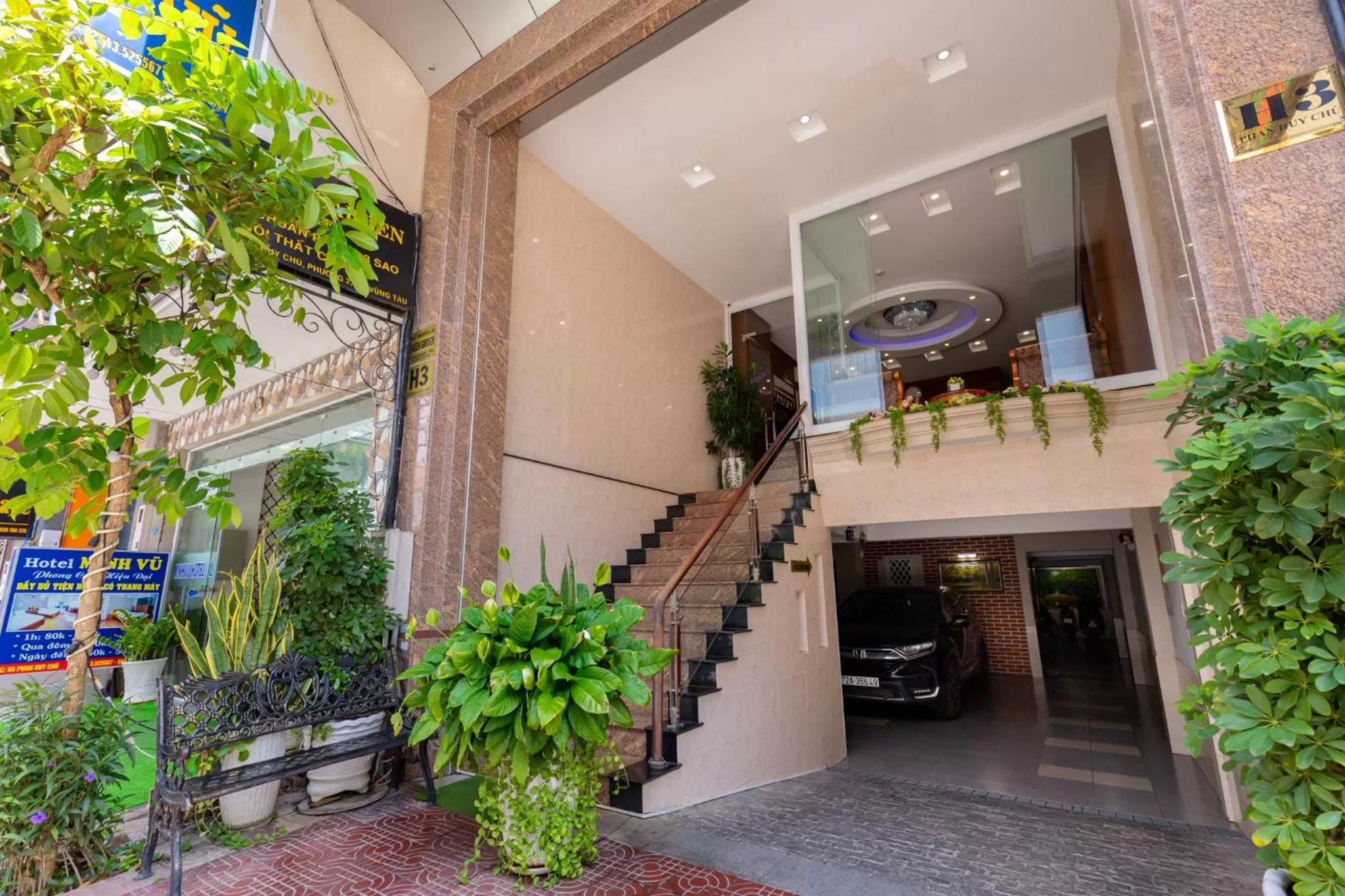 Property building in Queen Garden Hotel & Apartment