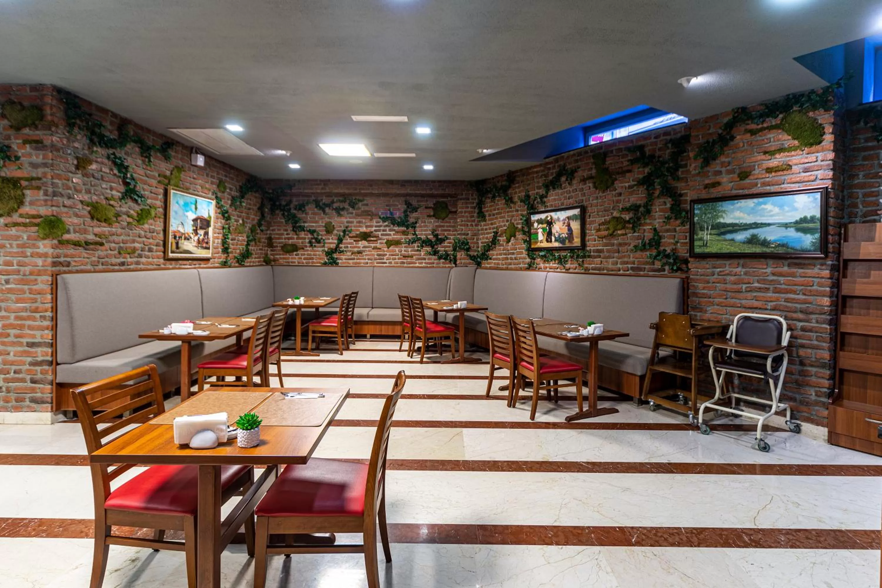 Restaurant/places to eat in Aprilis Hotel - Special Category