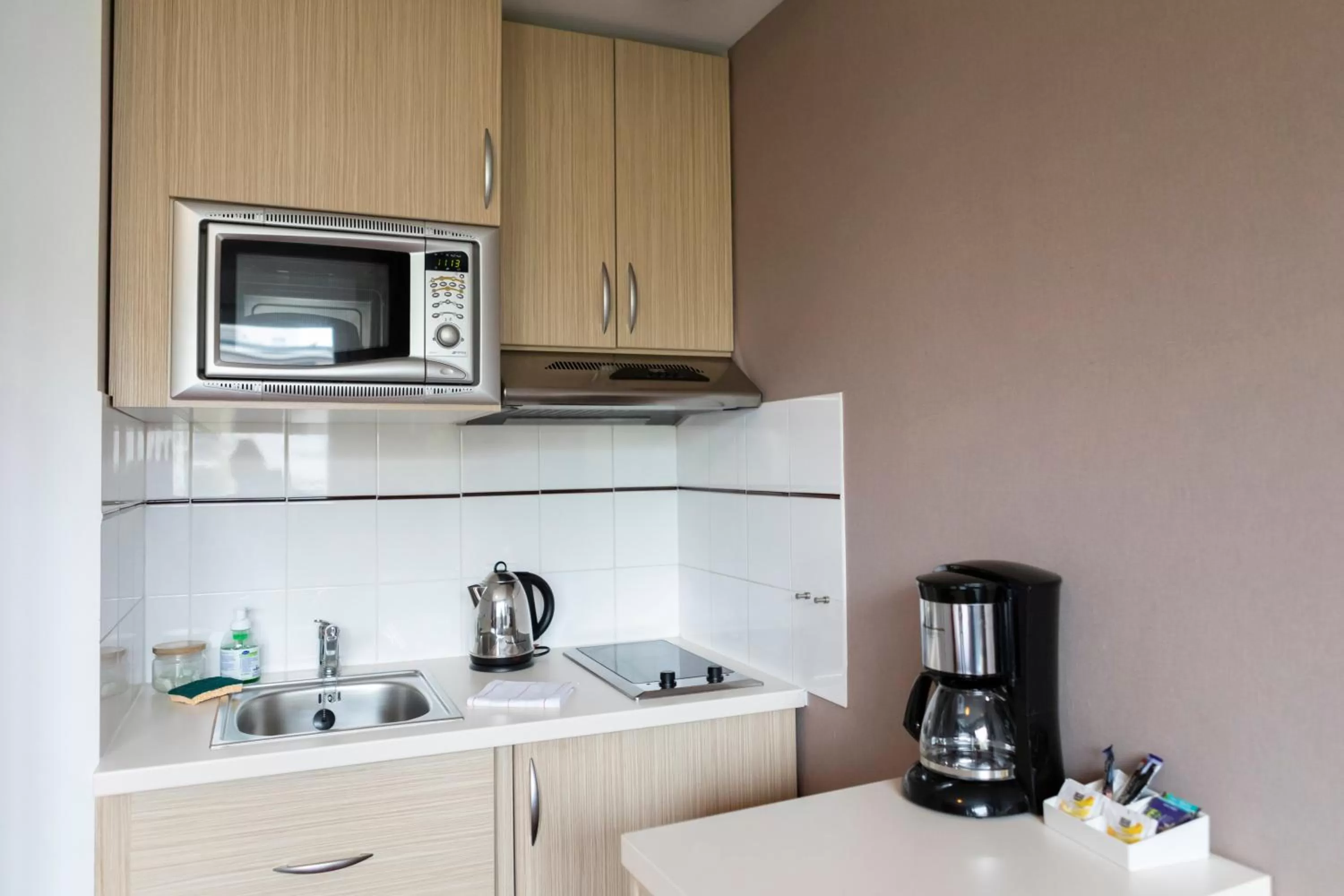 Coffee/tea facilities in Residence KOSY appart'hôtels - Les Cèdres