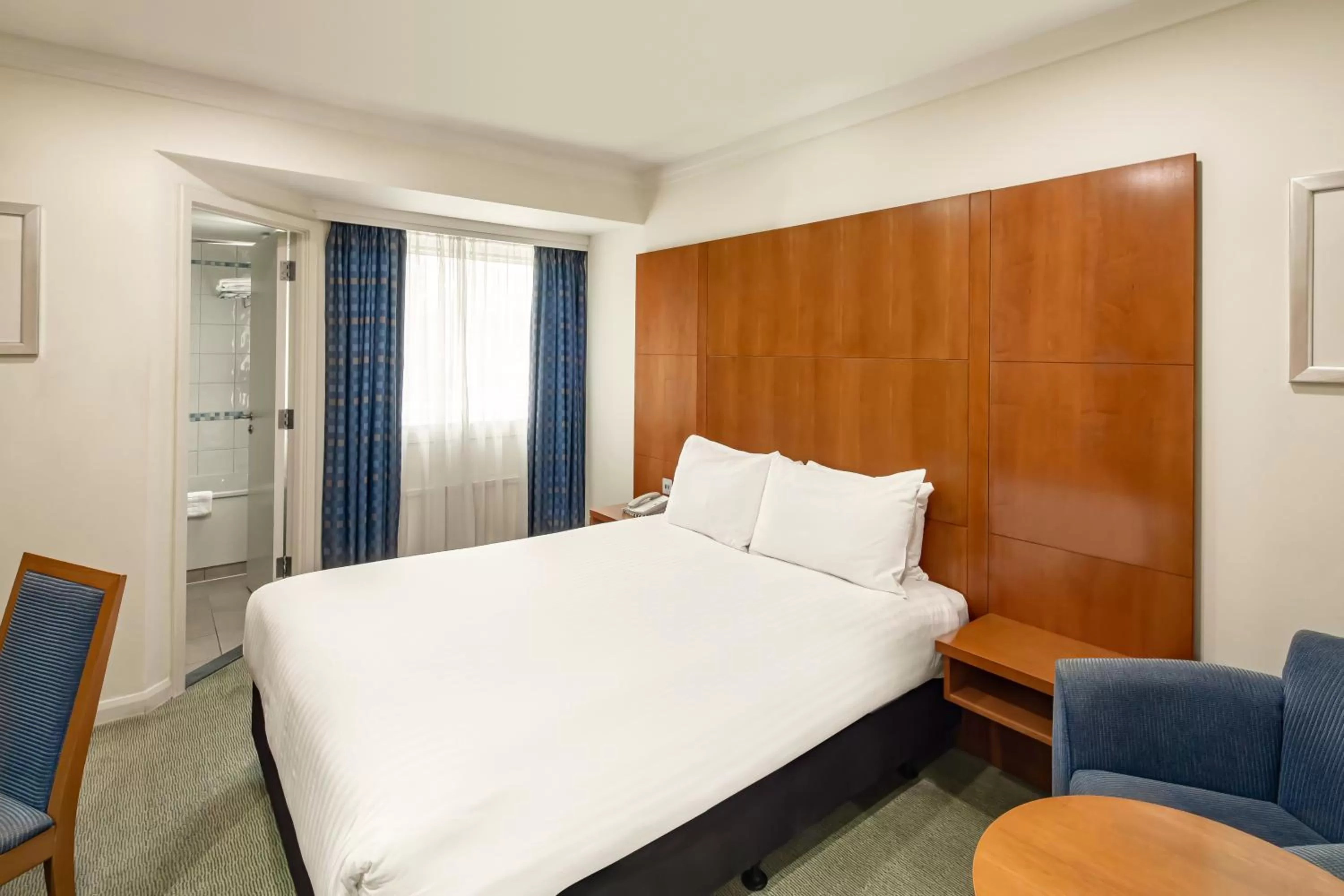 Bedroom, Bed in Holiday Inn Basingstoke by IHG