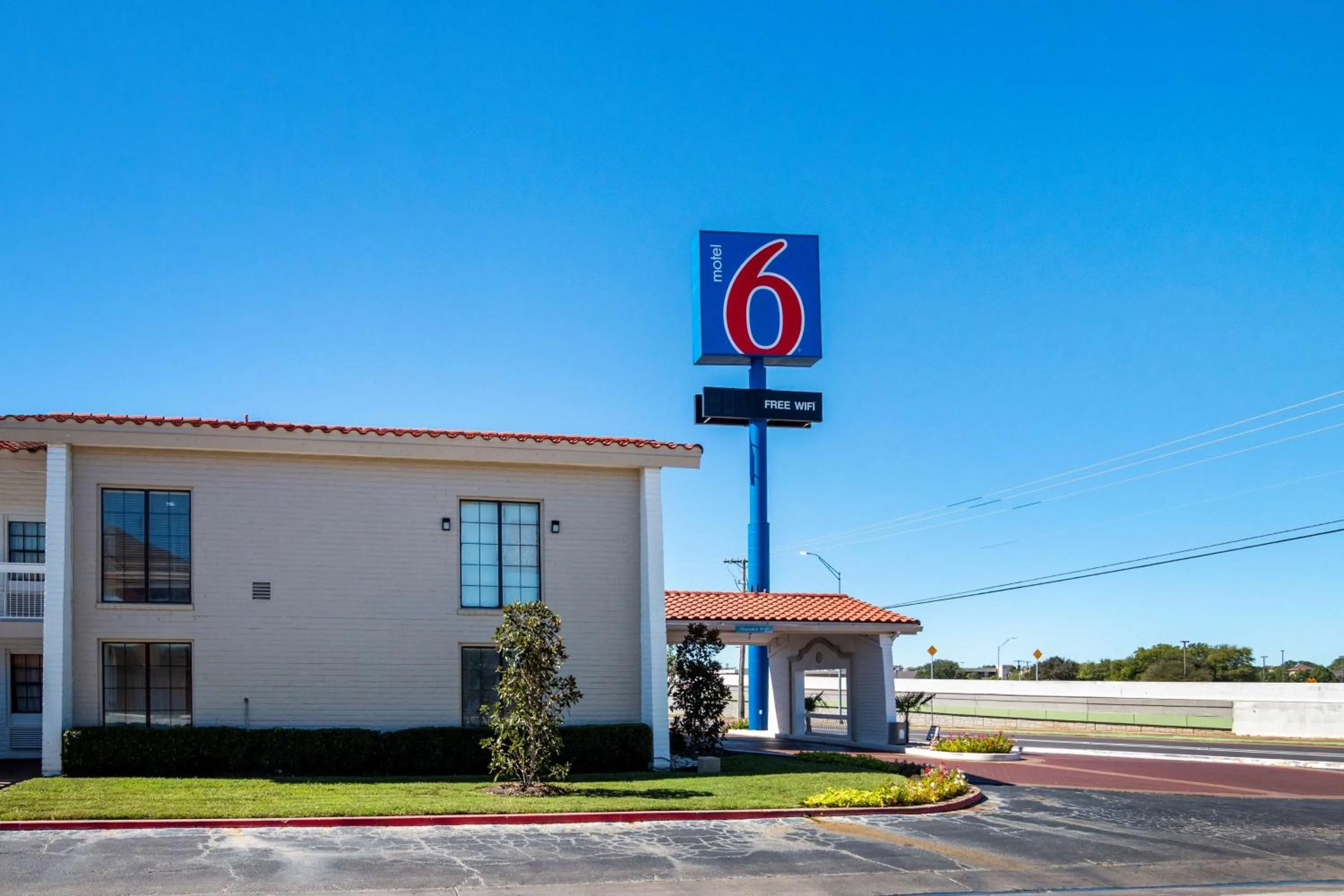 Property building in Motel 6-Euless, TX - DFW West