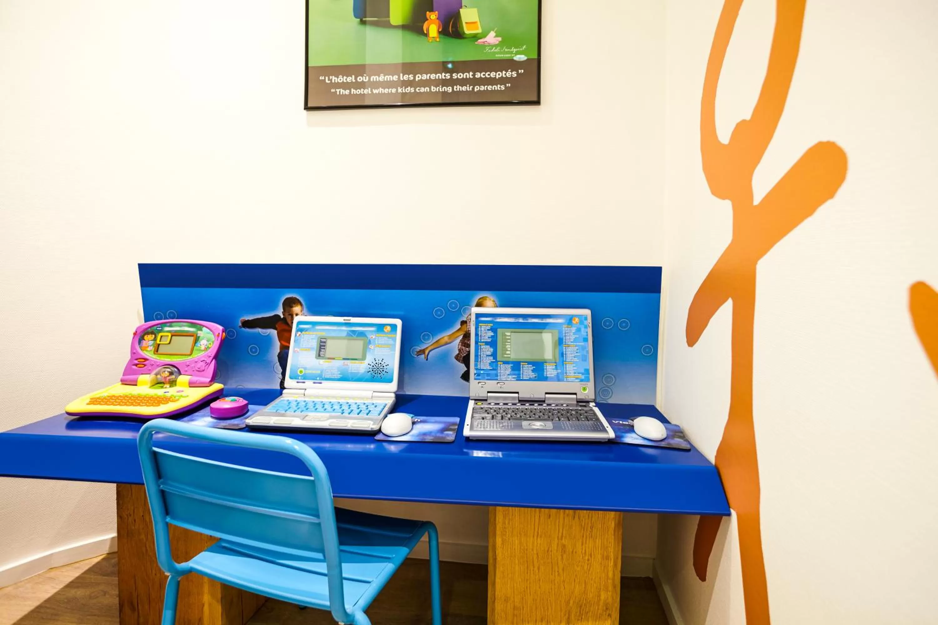 Family in ibis Styles Toulouse Nord Sesquieres