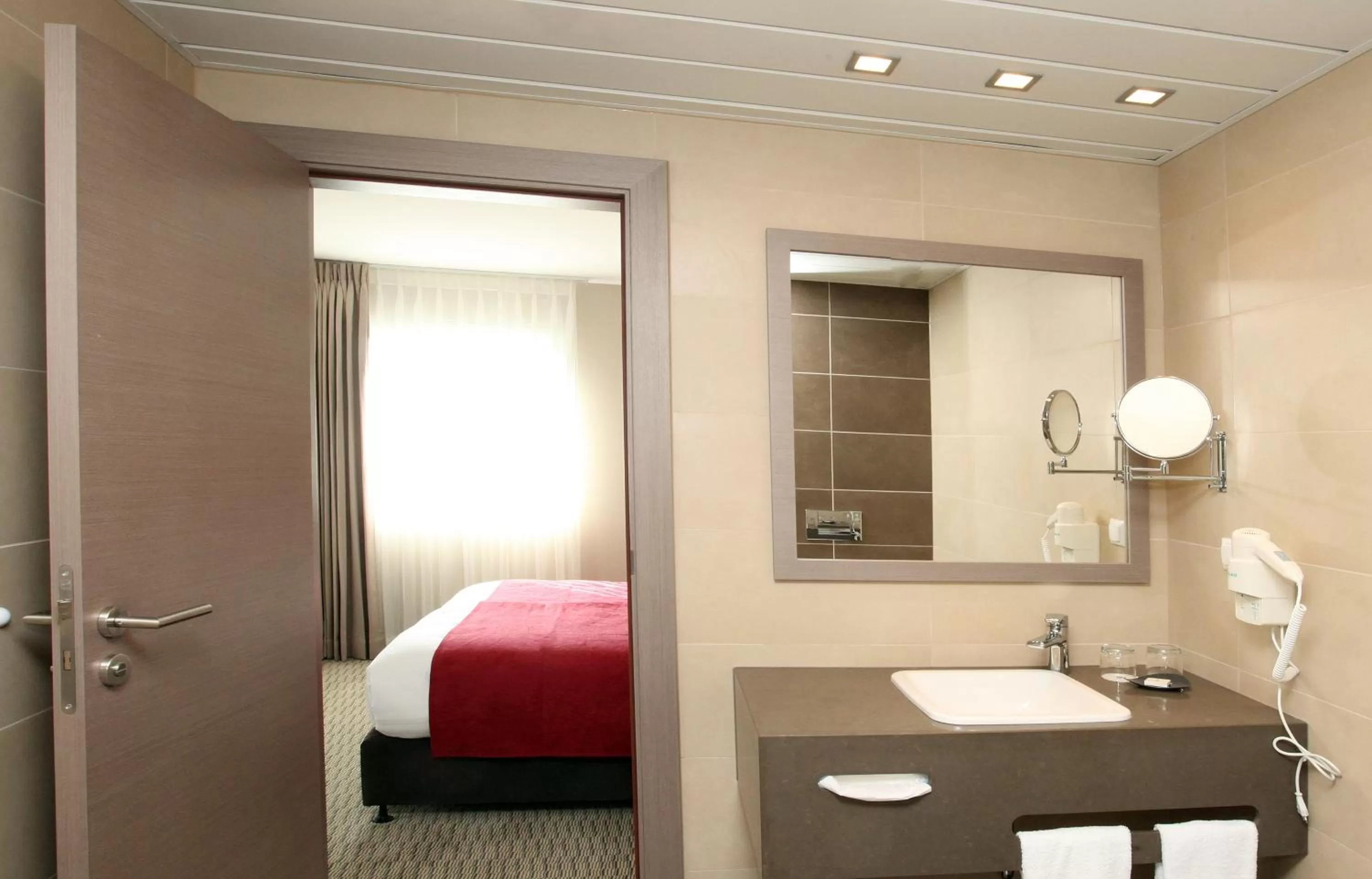 Bathroom, Bed in Golden Tulip Kassel Hotel Reiss