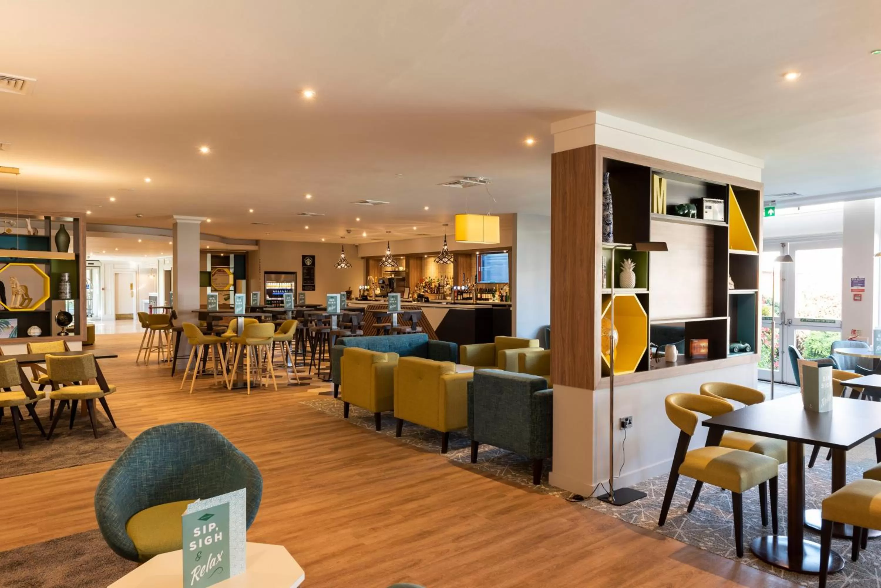 Lounge or bar in Holiday Inn Birmingham M6, Jct7 by IHG