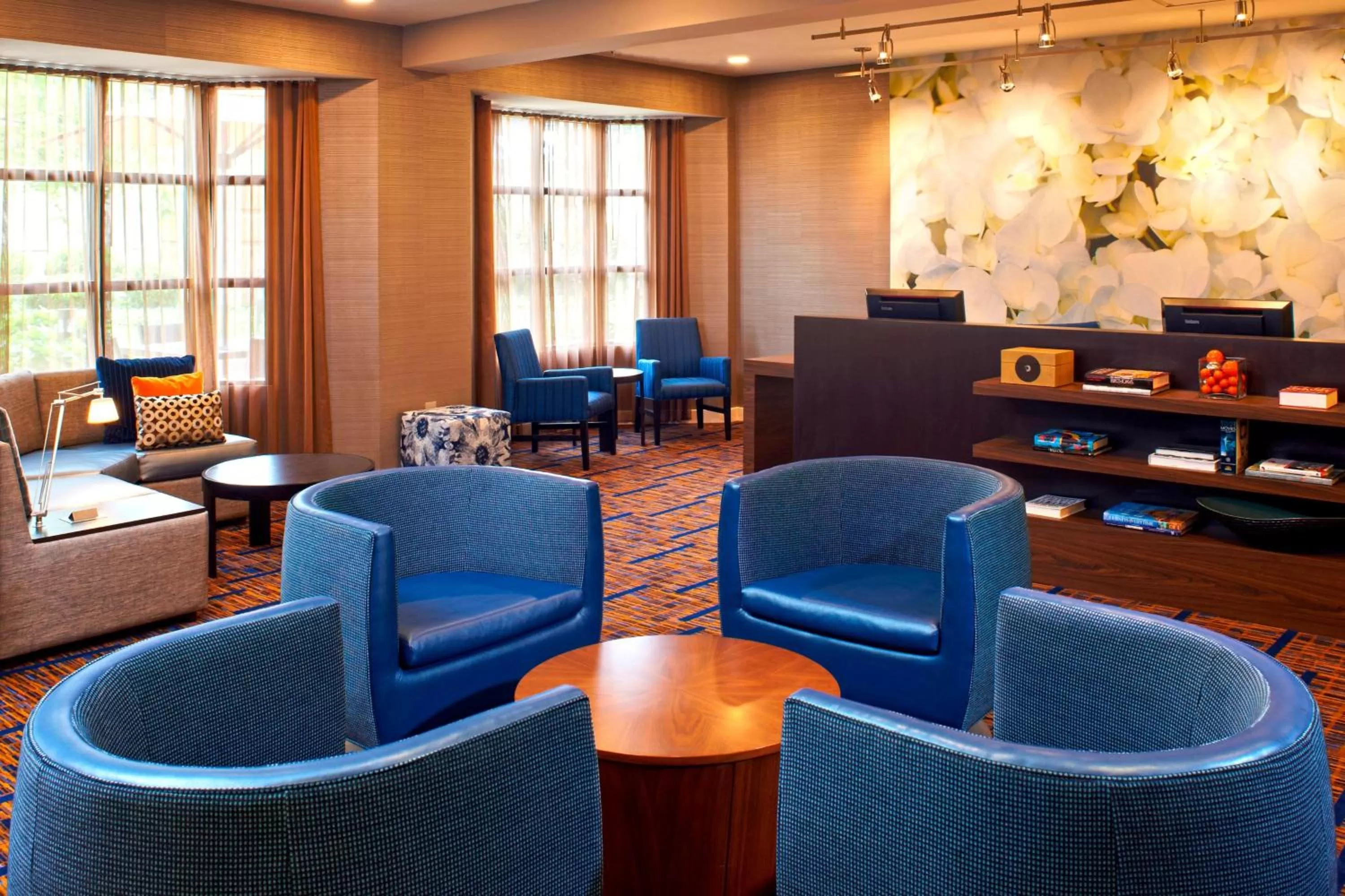Lobby or reception in Courtyard Cincinnati Covington