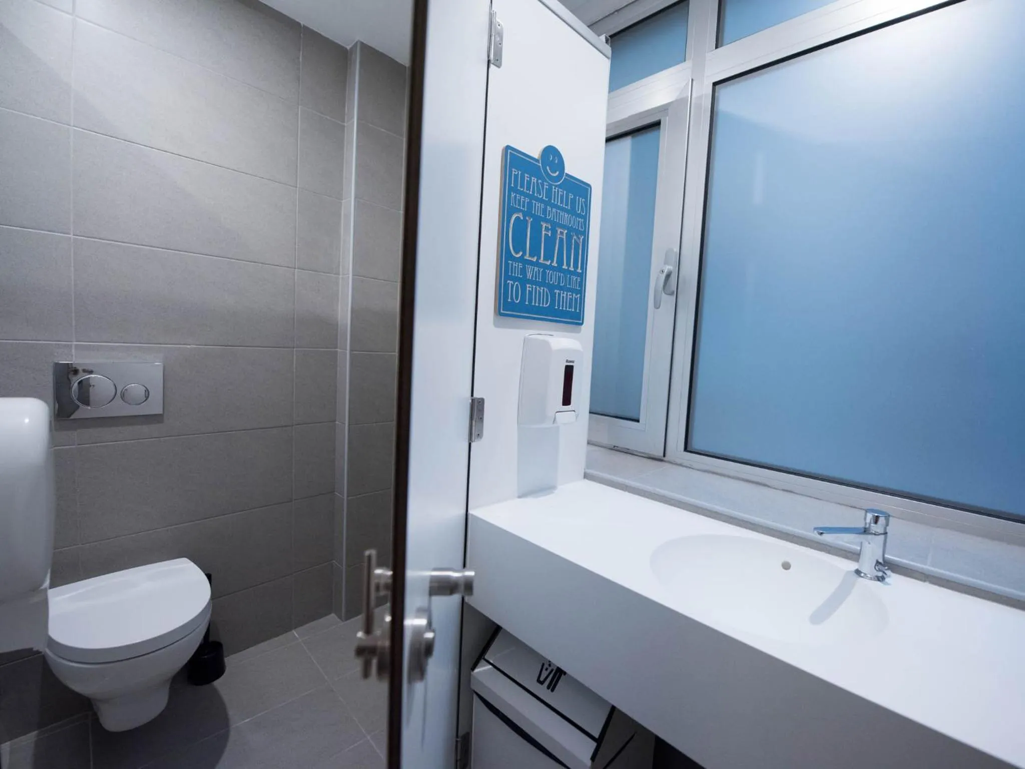 Toilet in room00 Lisboa Hostel