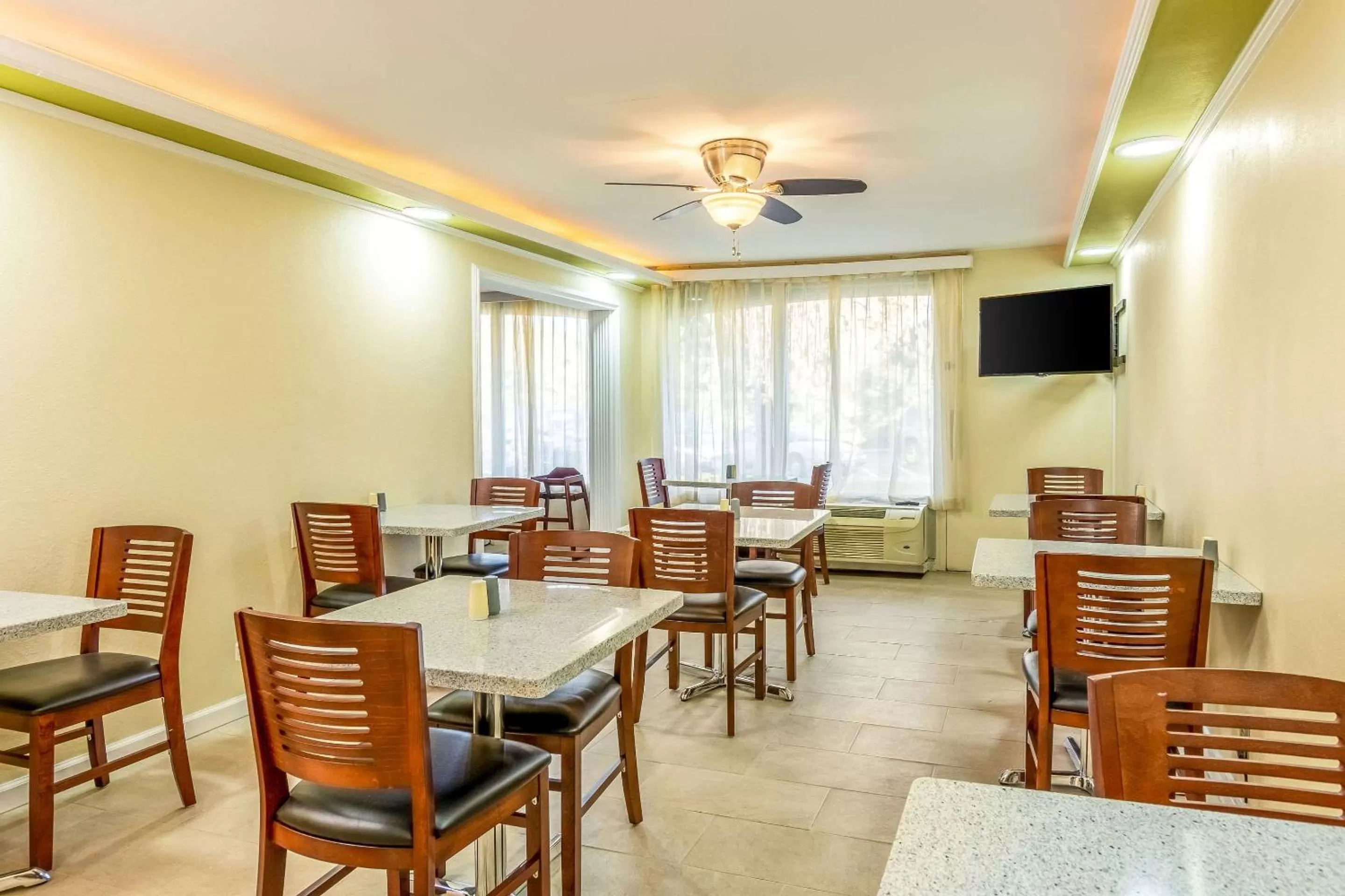 Restaurant/places to eat in Quality Inn Central