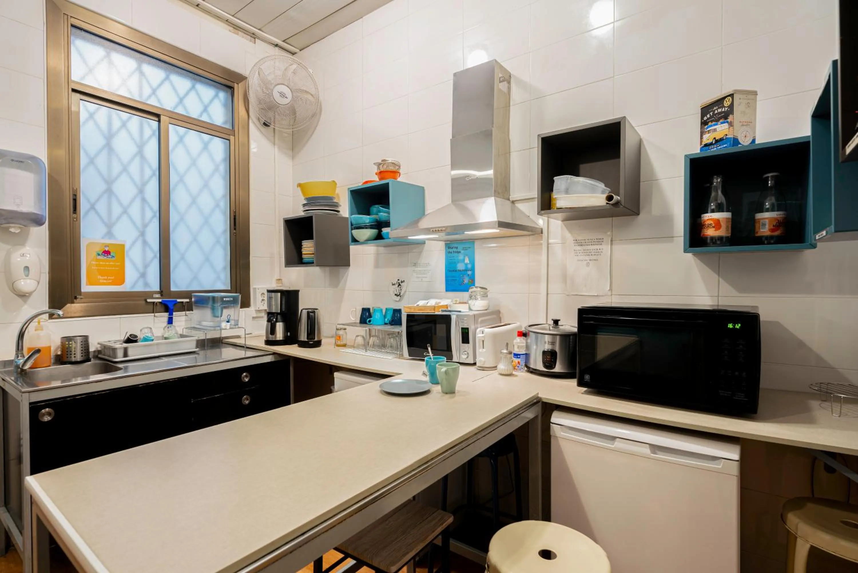 Communal kitchen in Casa Barcelo Hostel Barcelona