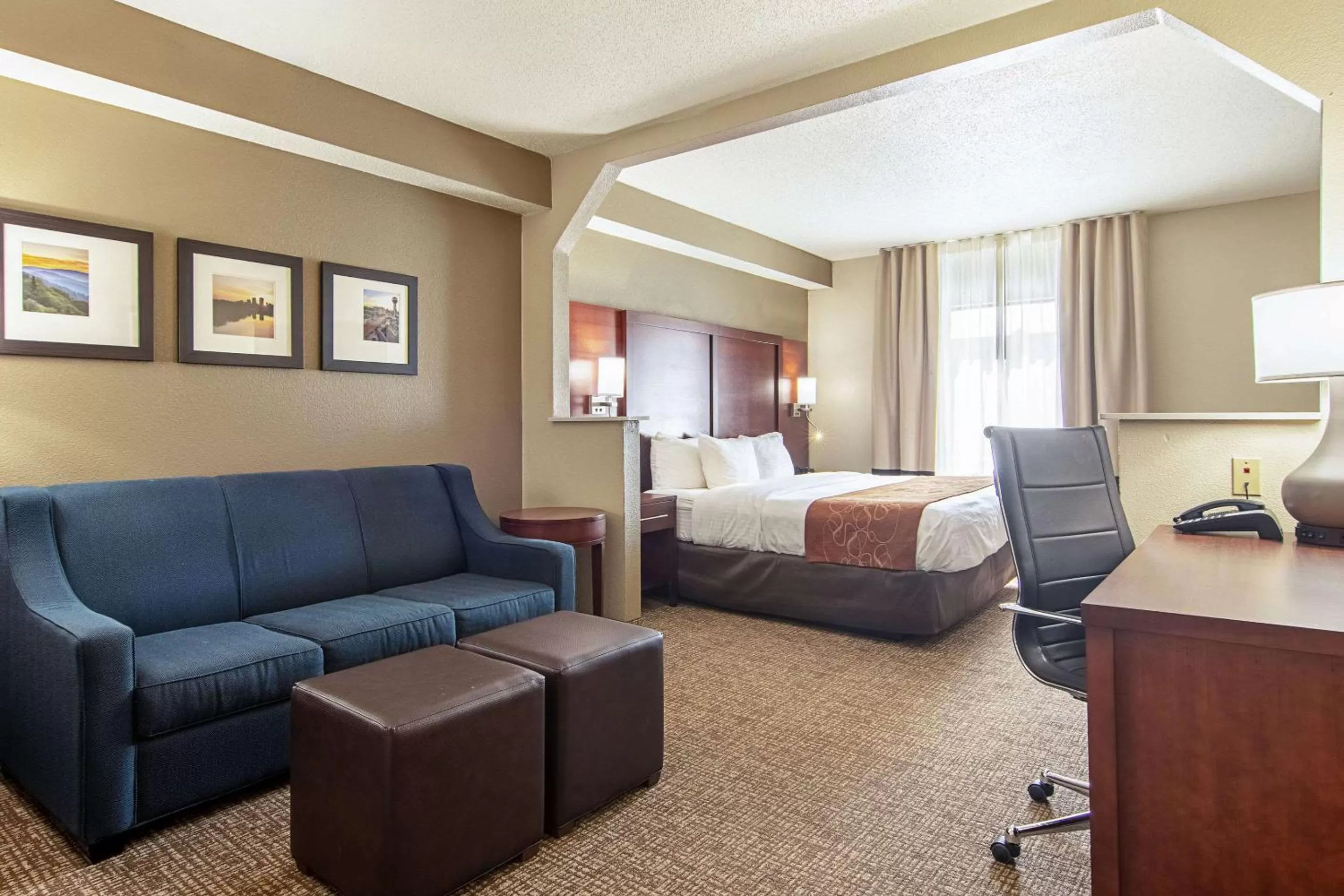 Photo of the whole room, Bed in Comfort Suites Knoxville Airport