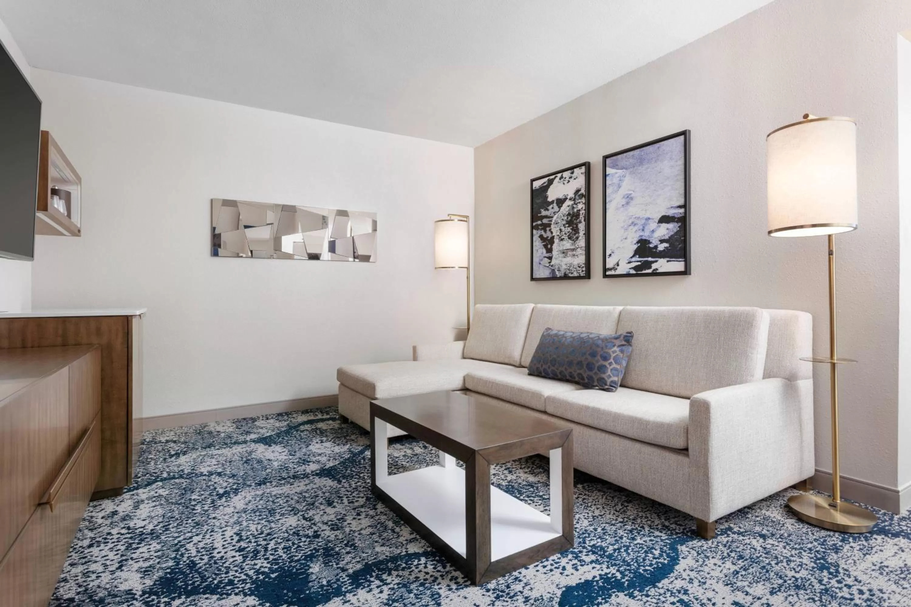 Living room in Delta Hotels by Marriott™ Virginia Beach Waterfront Suites