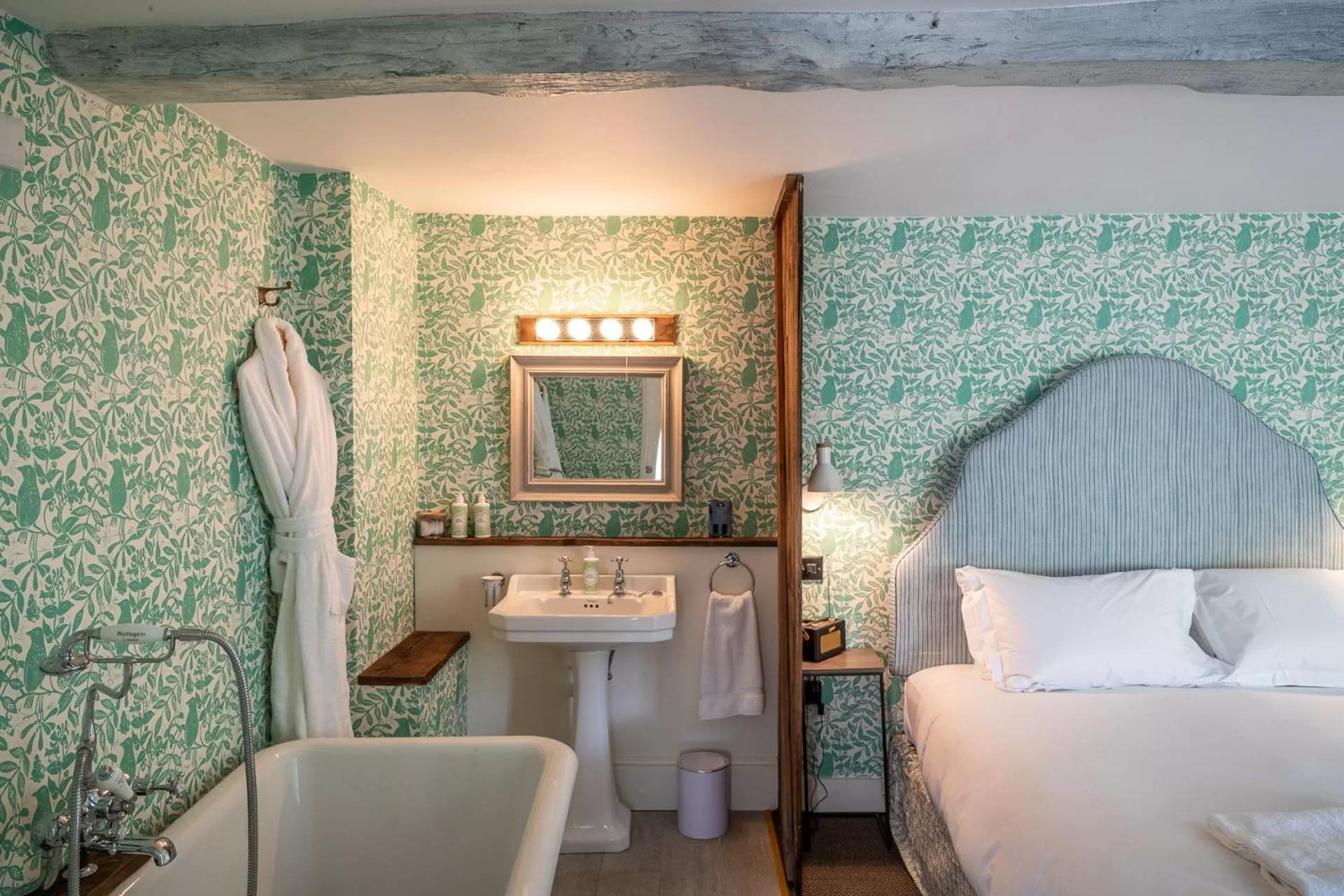 Deluxe Double Room with Bath in The Swan Inn