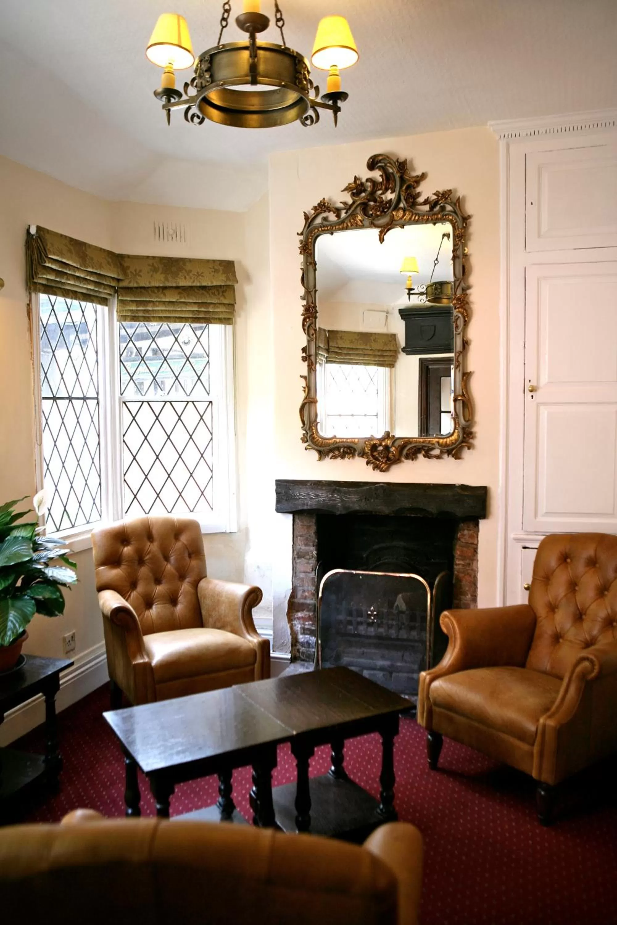 Lounge or bar in The Saracens Head Hotel