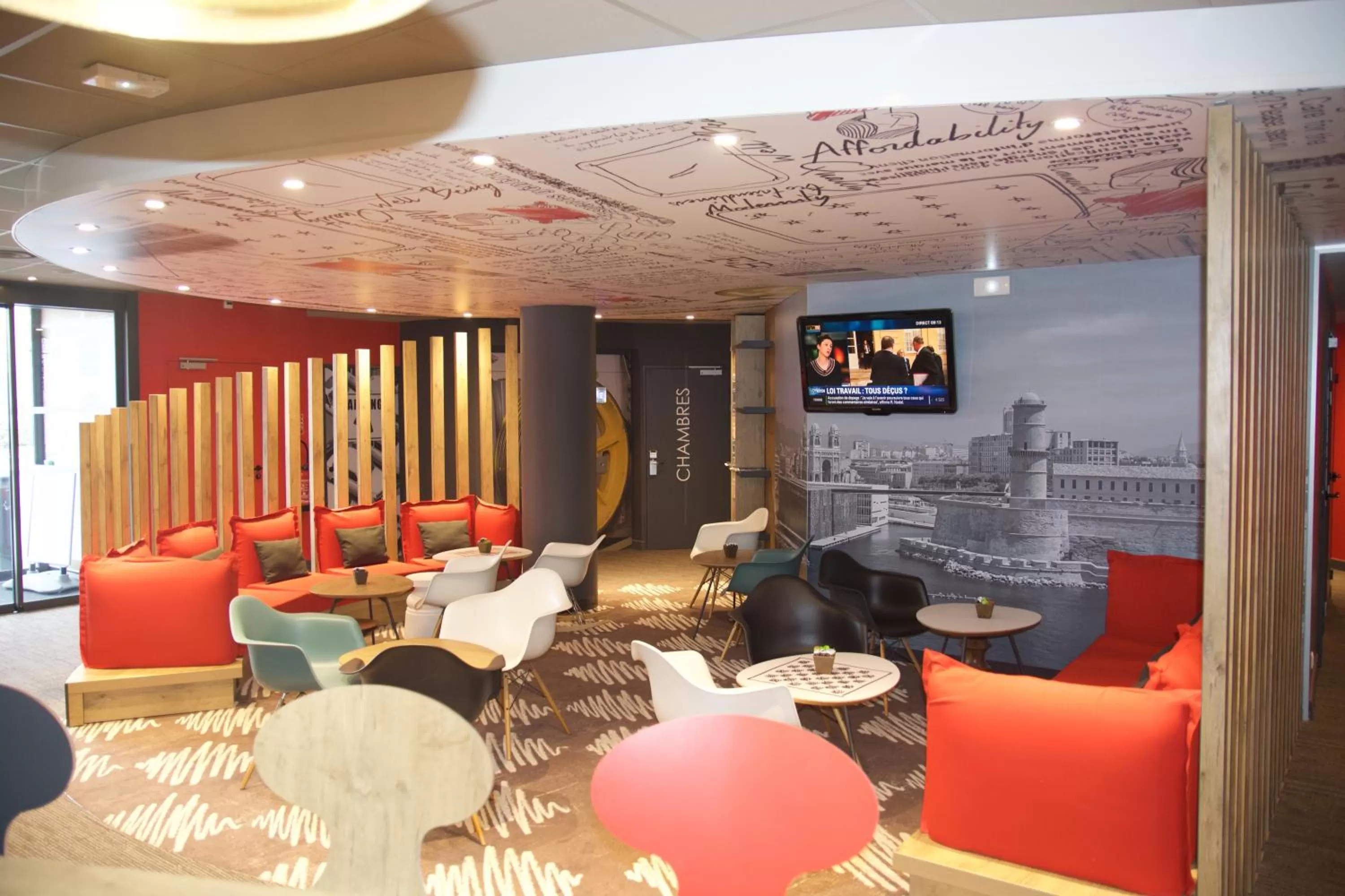 Communal lounge/ TV room in ibis Marseille Timone