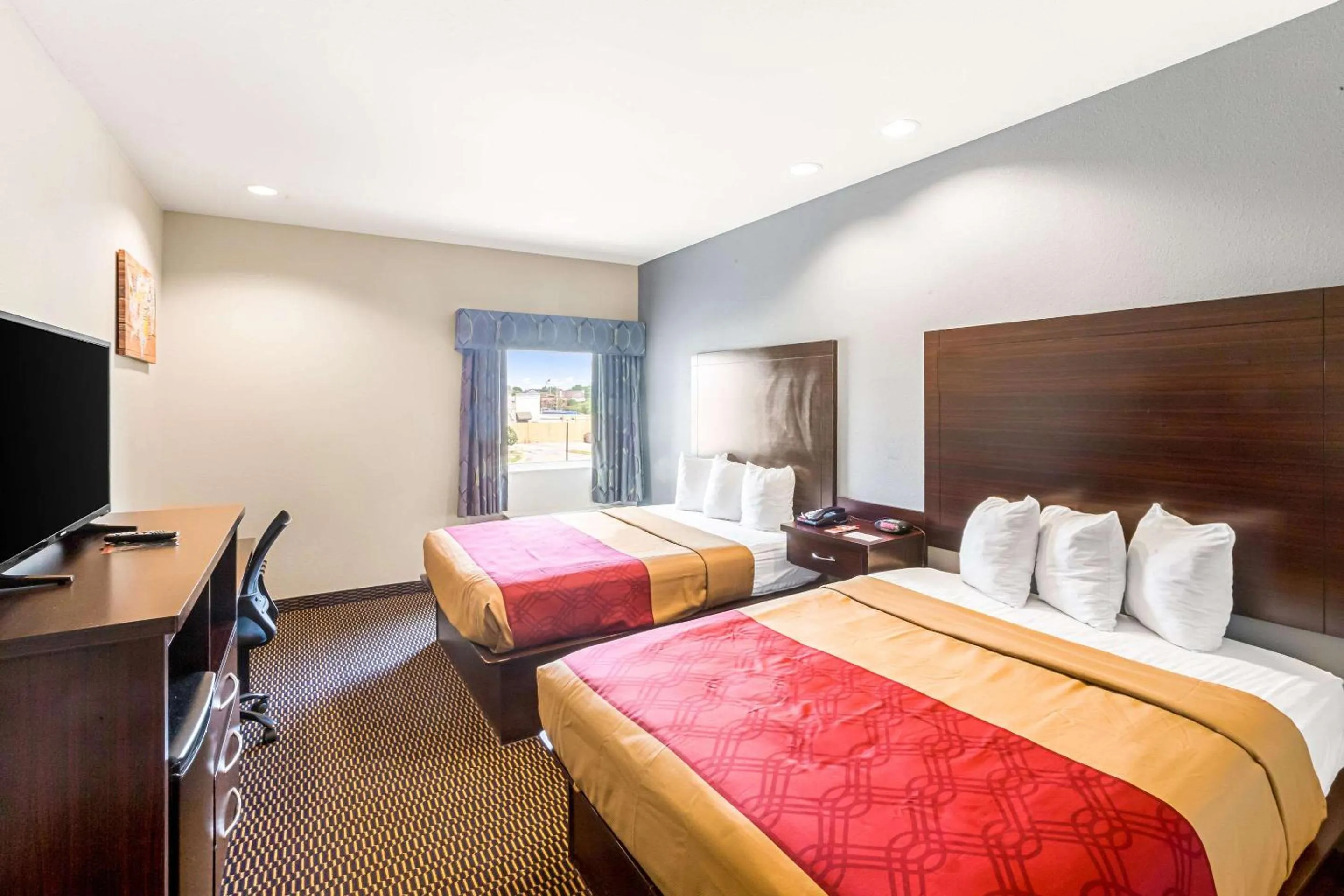 Photo of the whole room, Bed in Econo Lodge Baton Rouge University Area