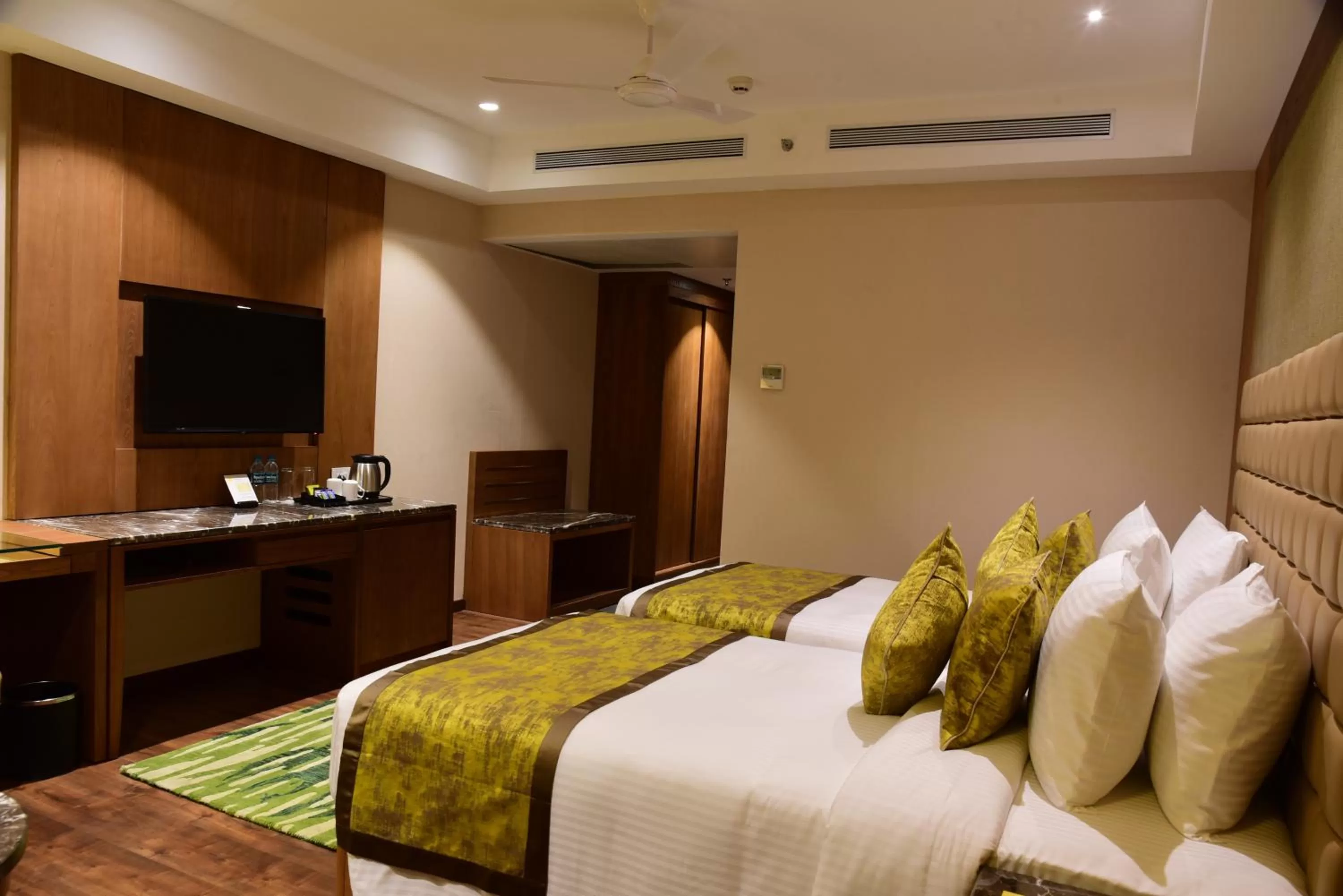 Bedroom, Bed in Lemon Tree Hotel Siliguri