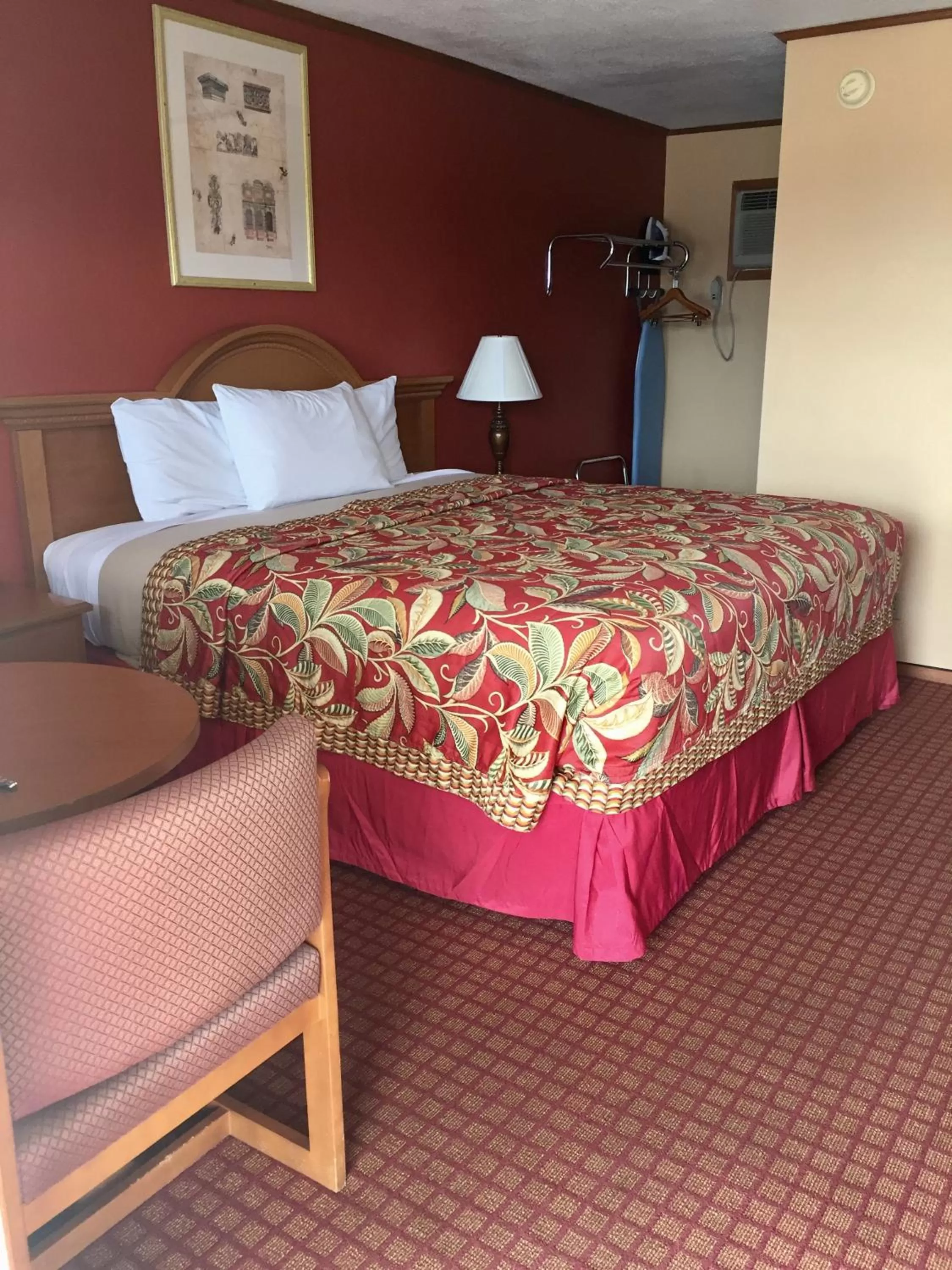 Bed in DeQueen Courtyard Inn