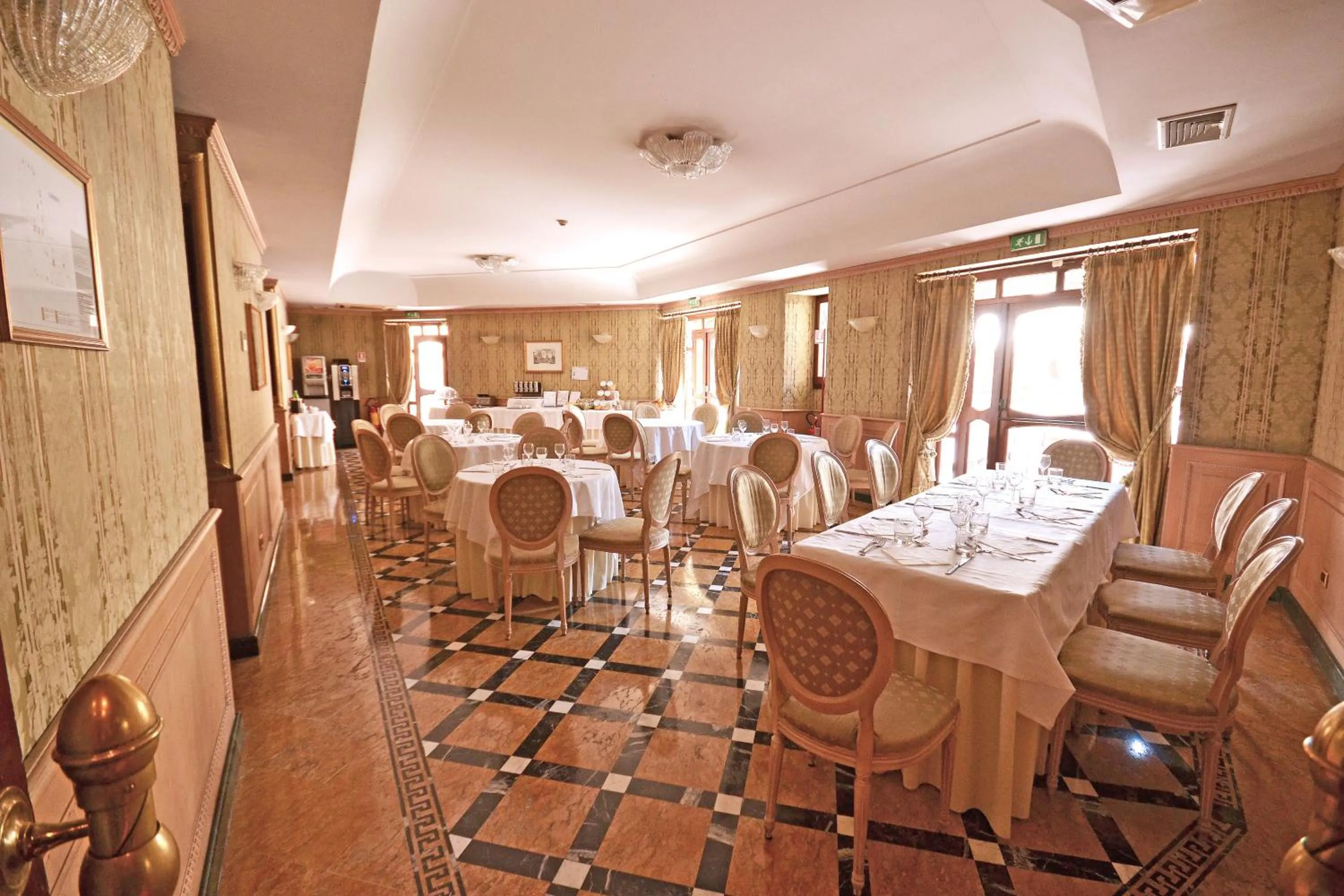 Restaurant/places to eat in Hotel Cilicia