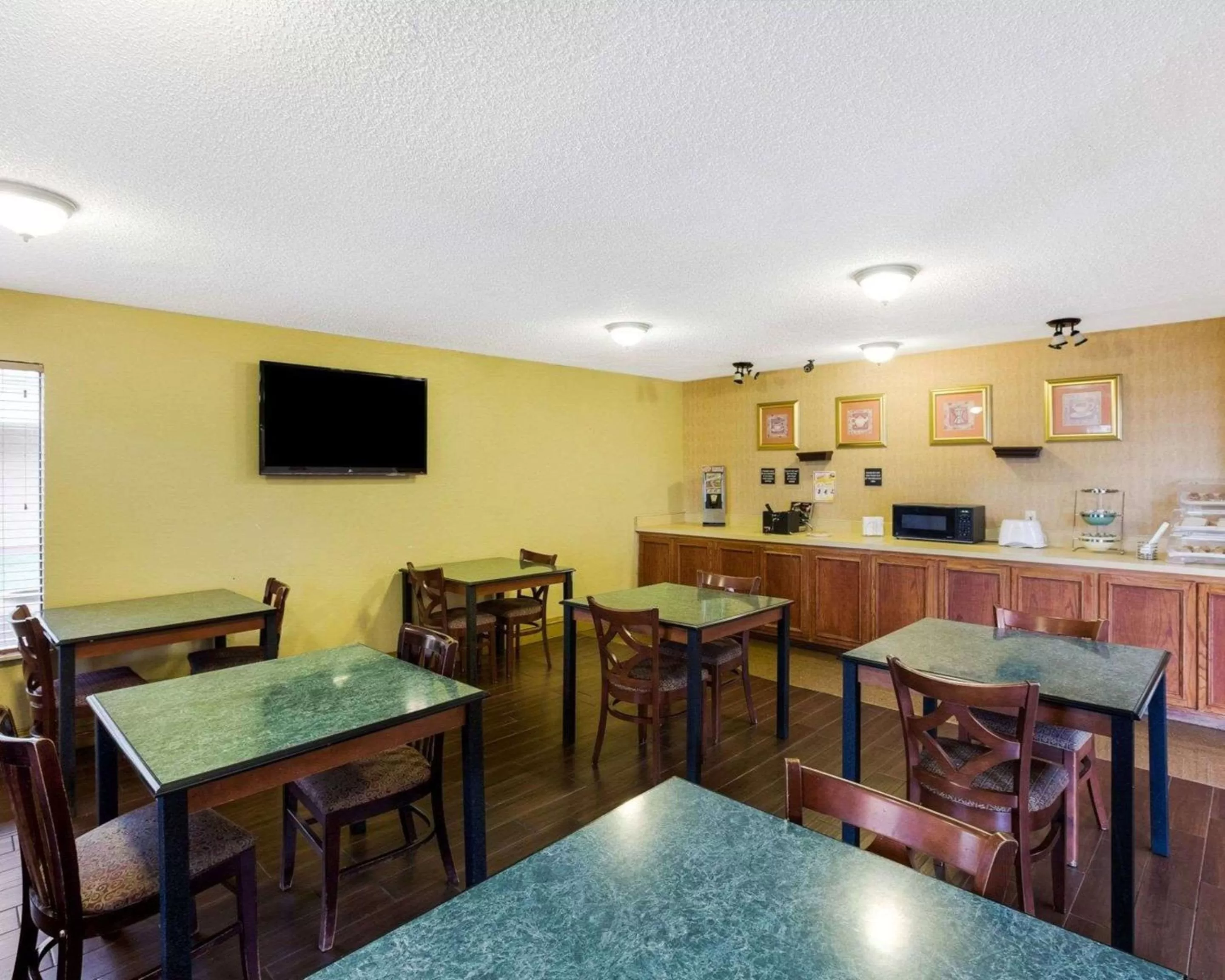 Restaurant/places to eat in Rodeway Inn & Suites South of Fiesta Park