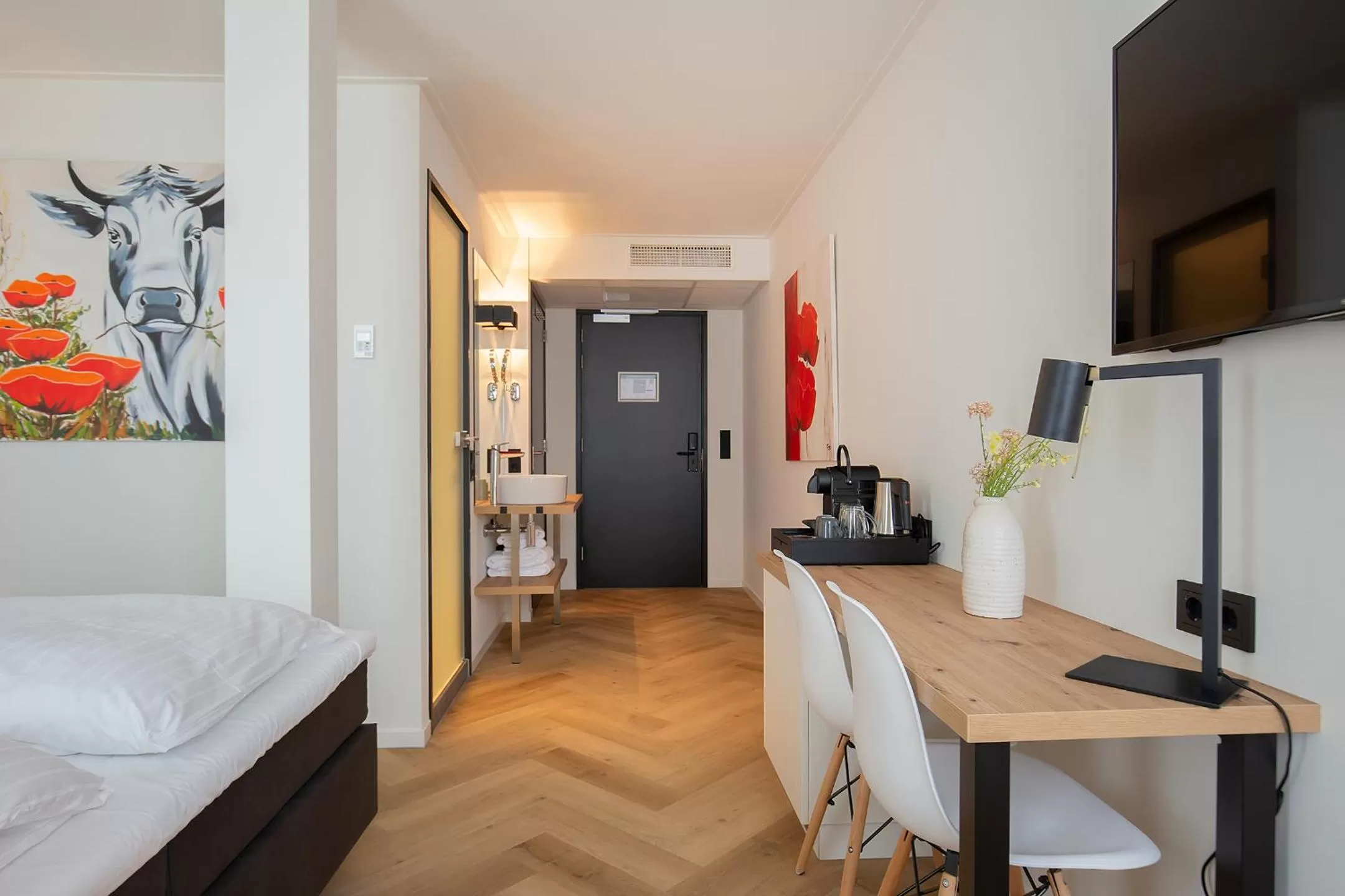 Bathroom, Bed in Snoozz Hotels Bolsward Boutique hotel zonder receptie met digitale sleutel