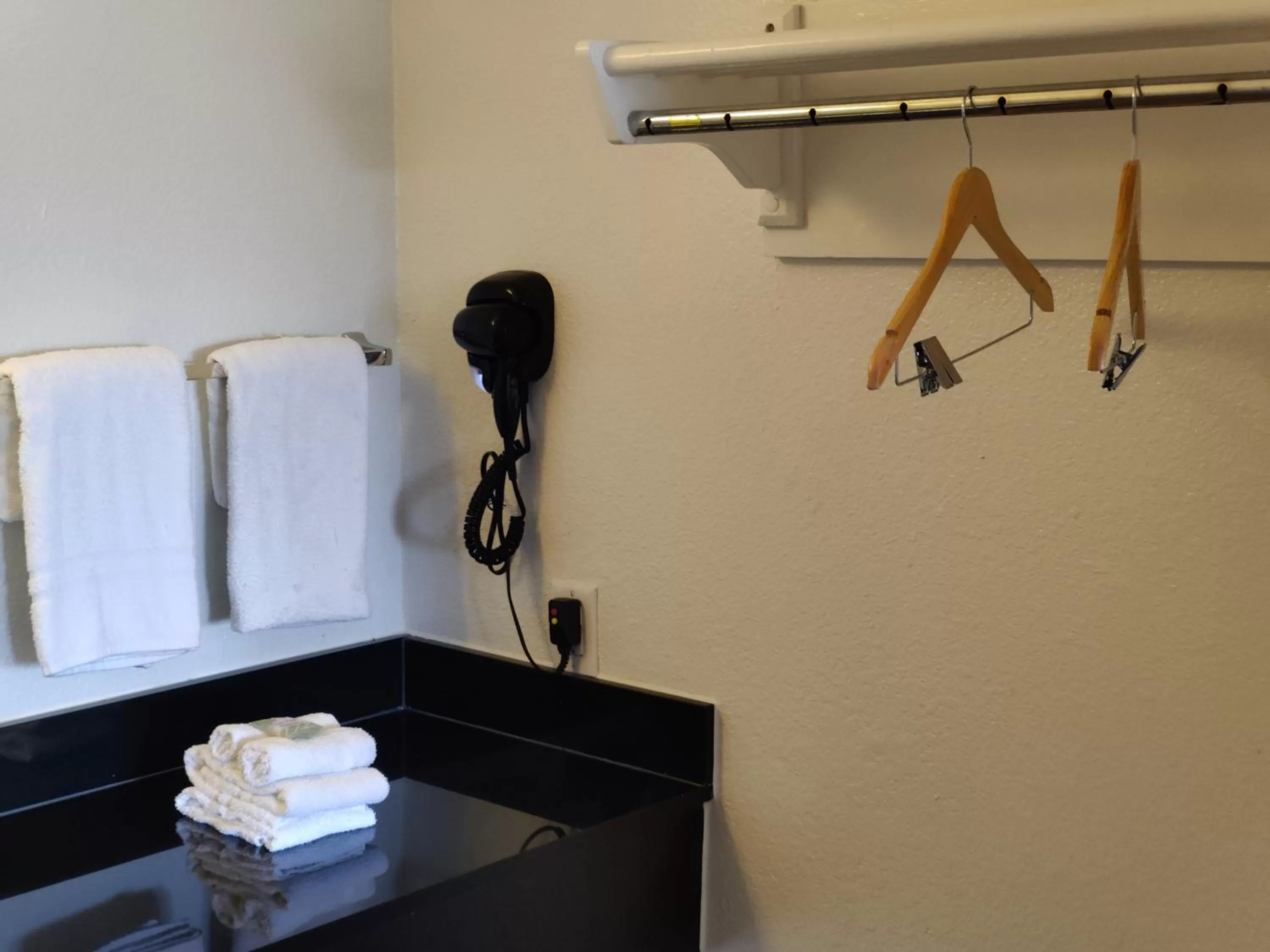 towels in Red Roof Inn Houston - Jersey Village