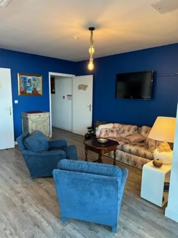 Communal lounge/ TV room in Hôtel La Fiancée du Pirate