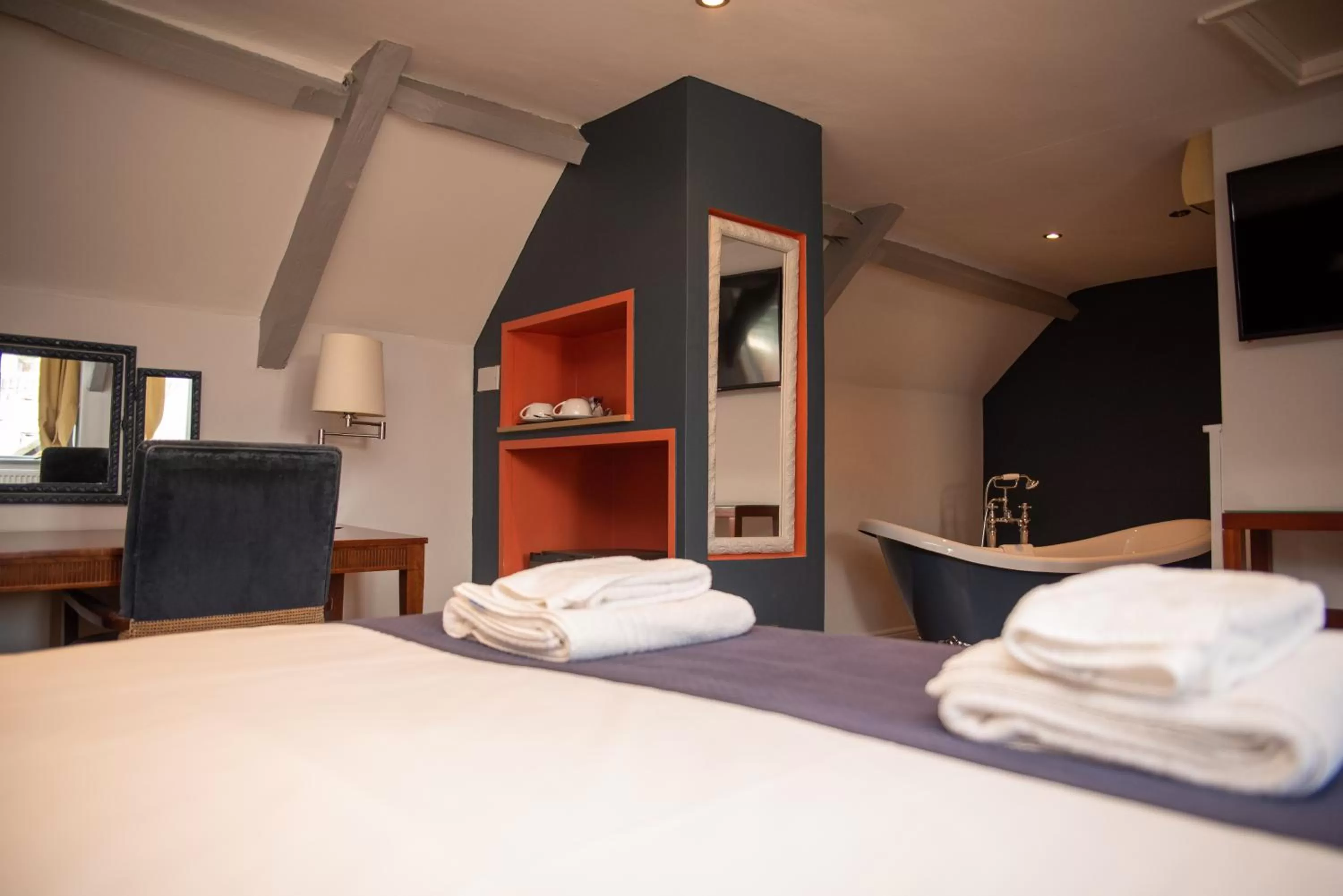 Photo of the whole room, Bed in The Oak House Hotel