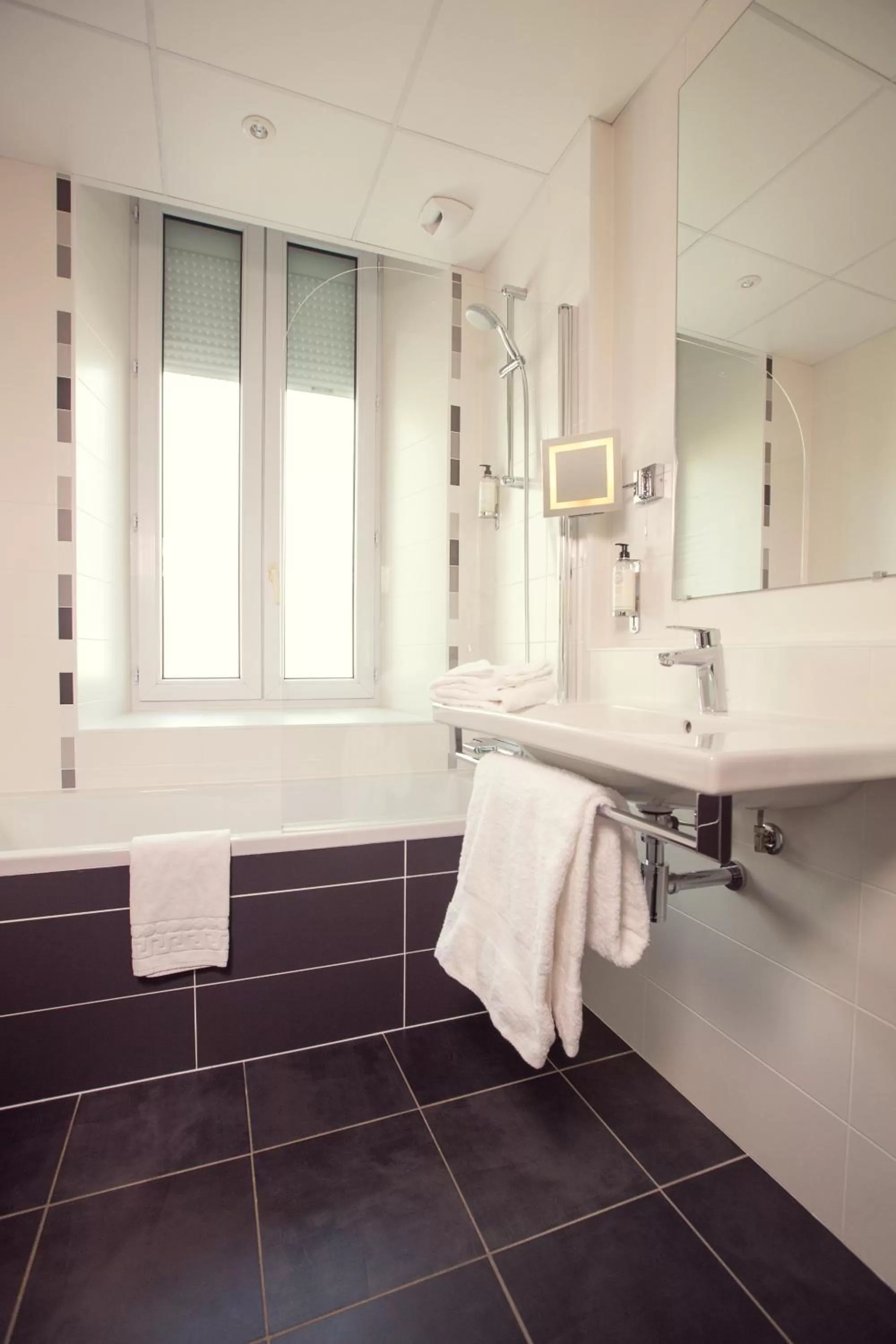 Bathroom in Best Western Plus Richelieu