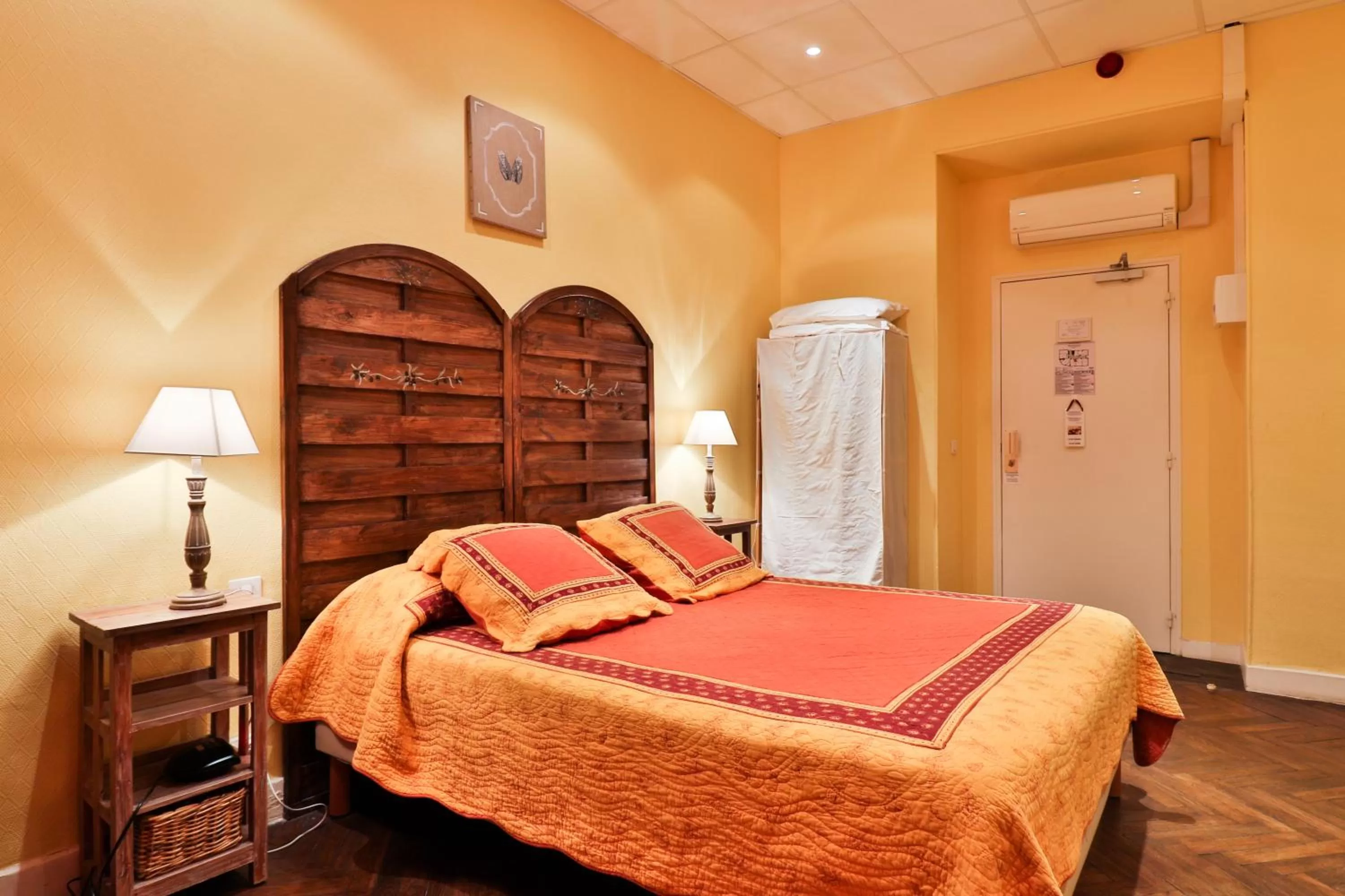 Photo of the whole room, Bed in Hotel Victor Hugo Nice