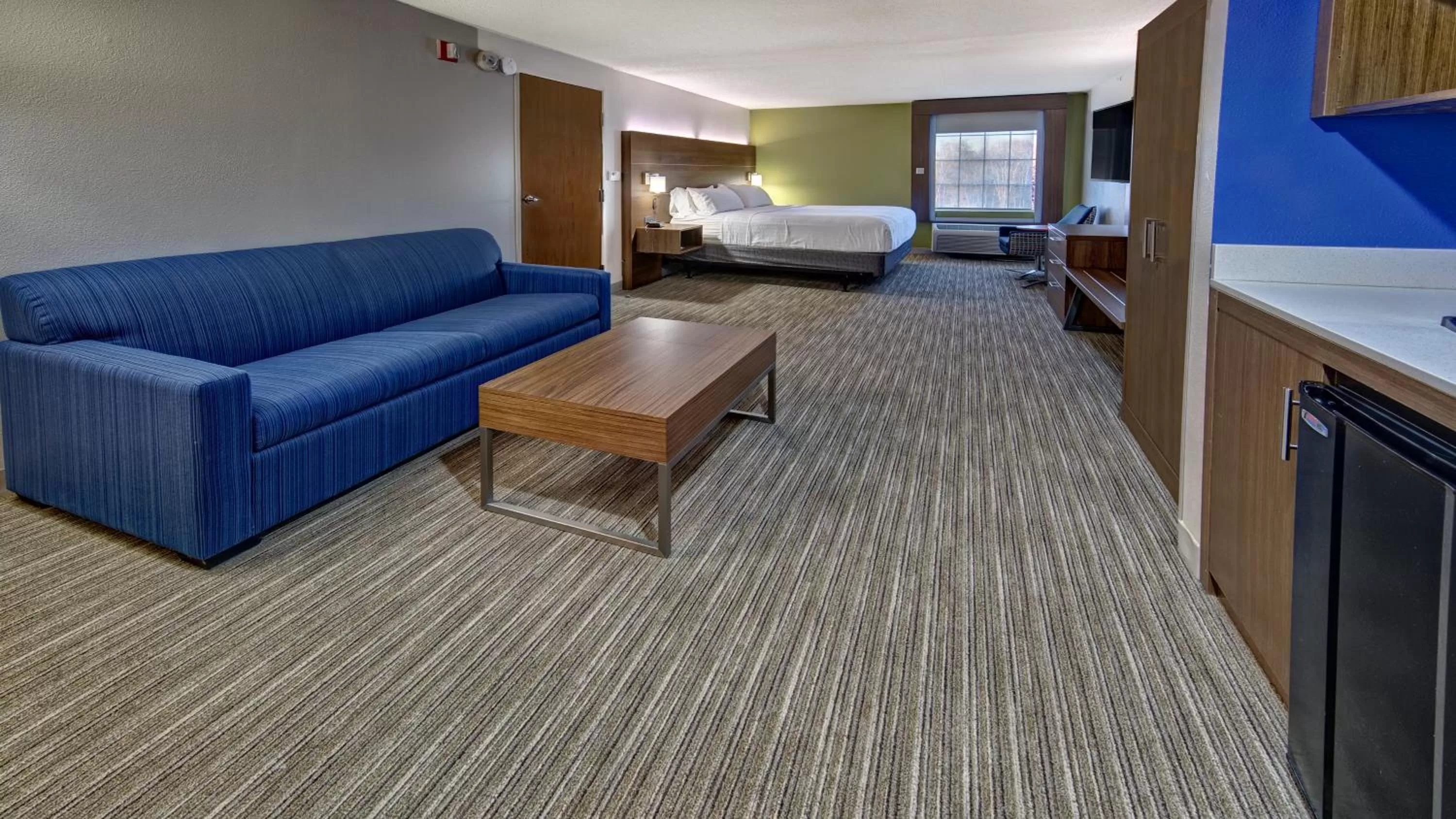 Photo of the whole room, Bed in Holiday Inn Express & Suites Crossville by IHG