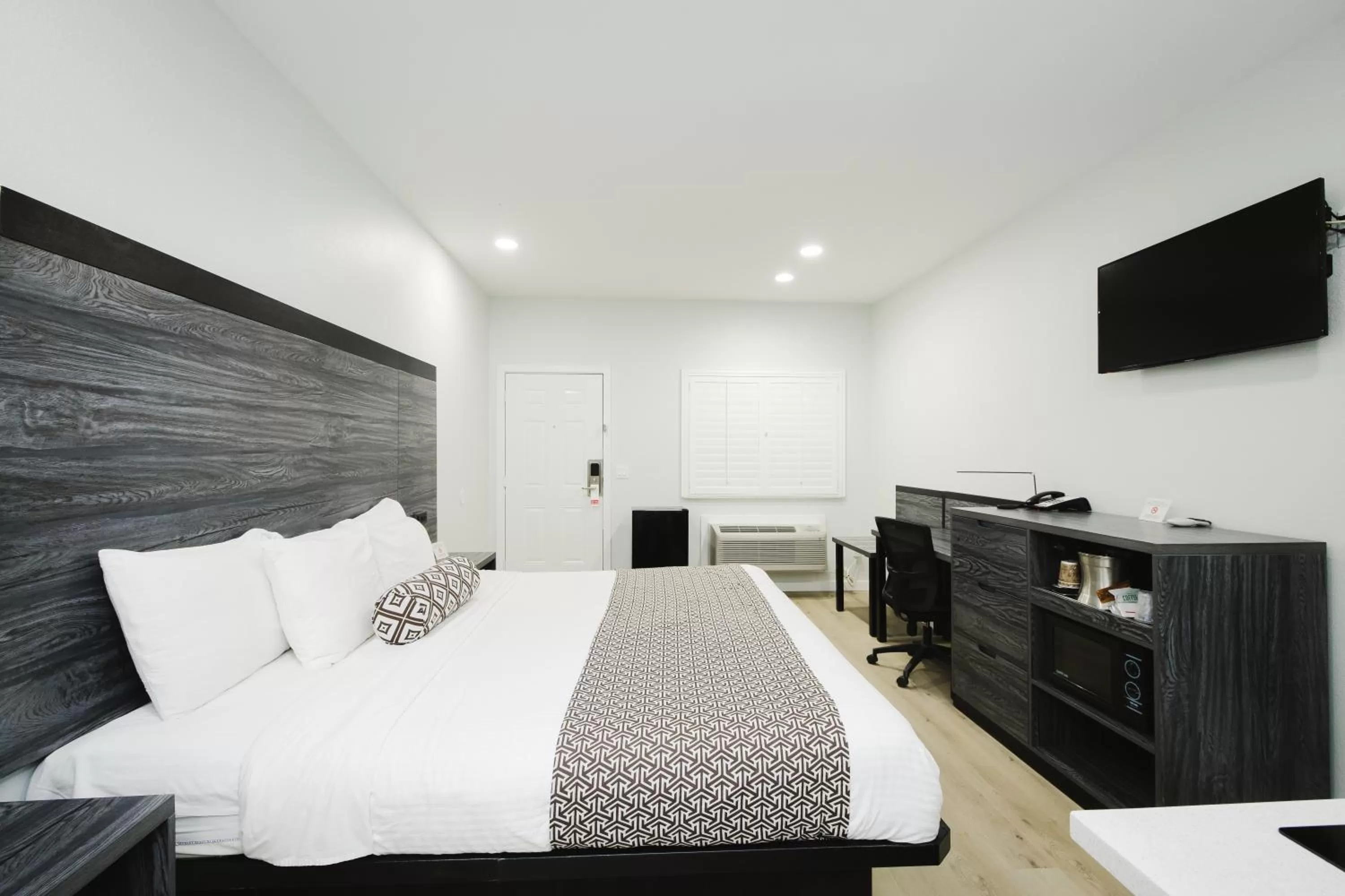 Bed in Sapphire Inn & Suites