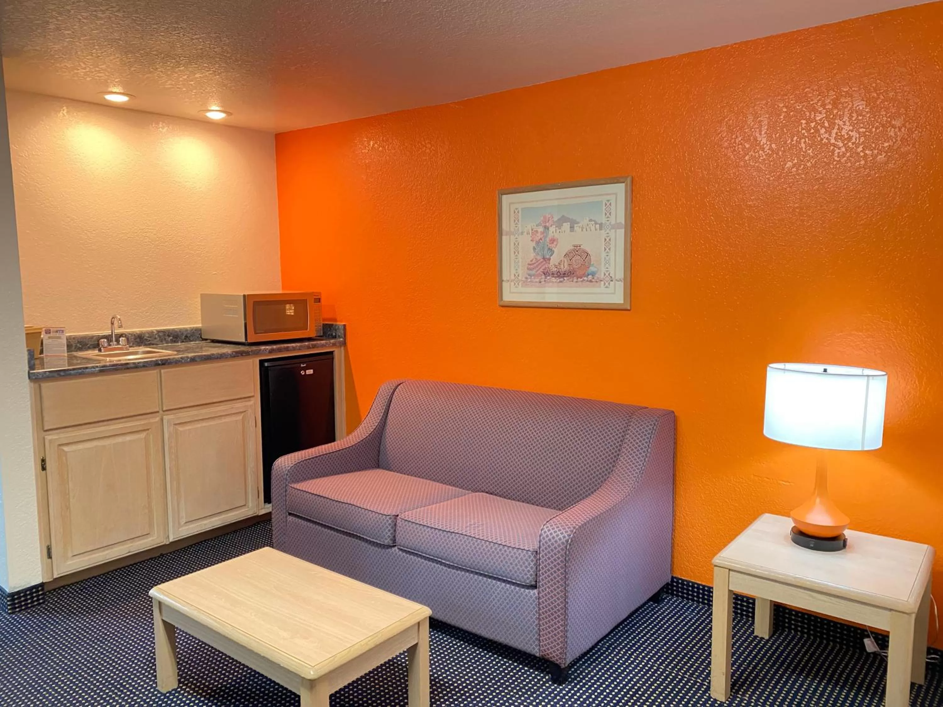 Living room in Howard Johnson by Wyndham Holbrook