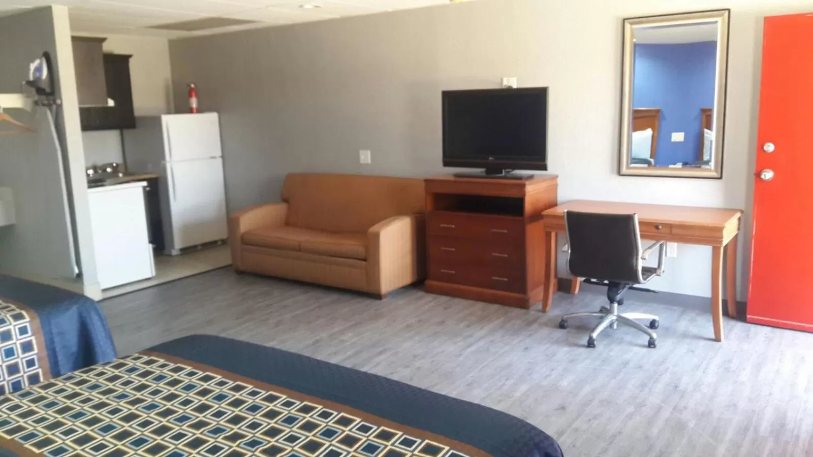 Photo of the whole room, TV/Entertainment Center in Paris Inn and Suites