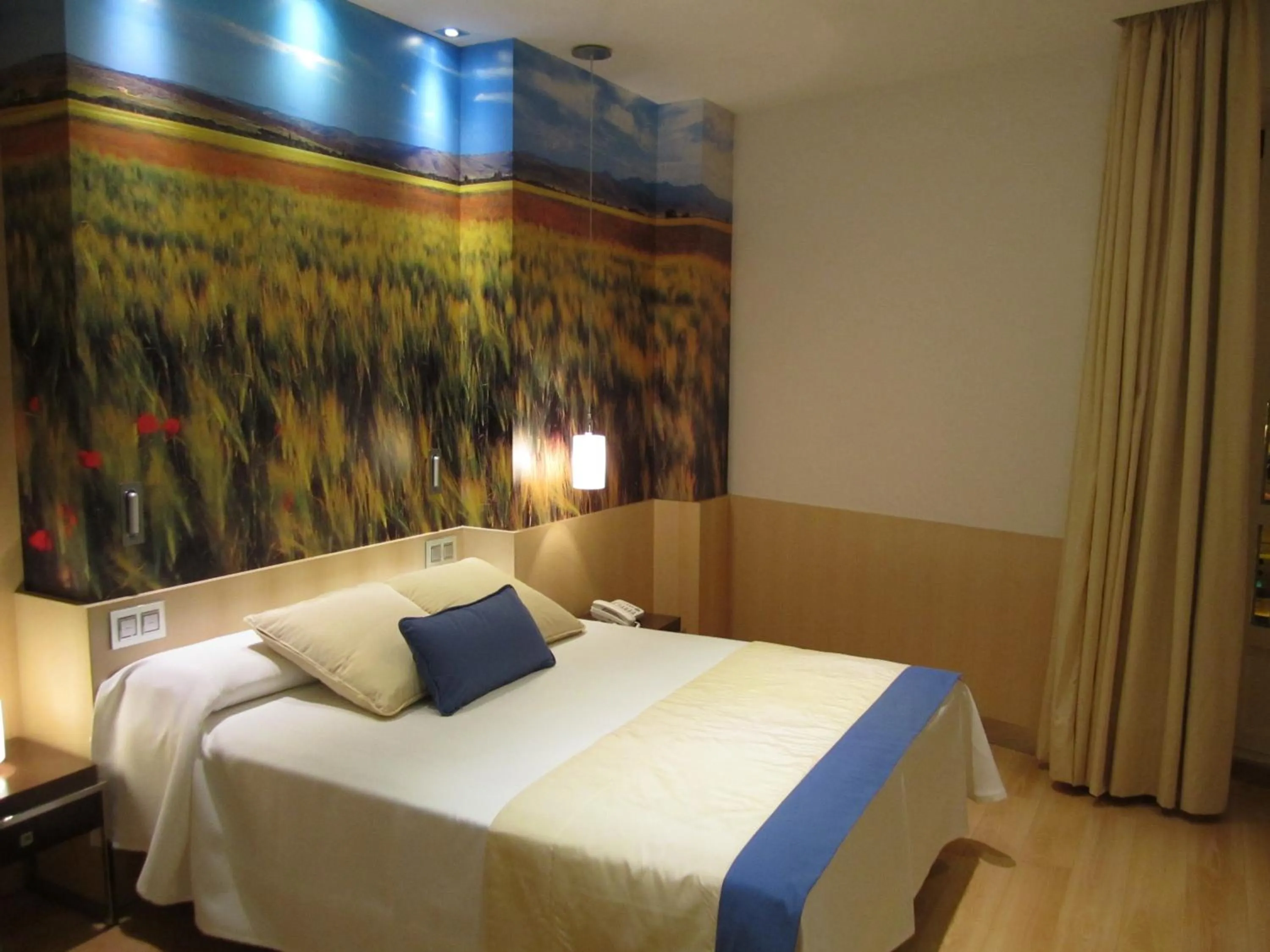 Photo of the whole room, Bed in Hotel Vía Gótica