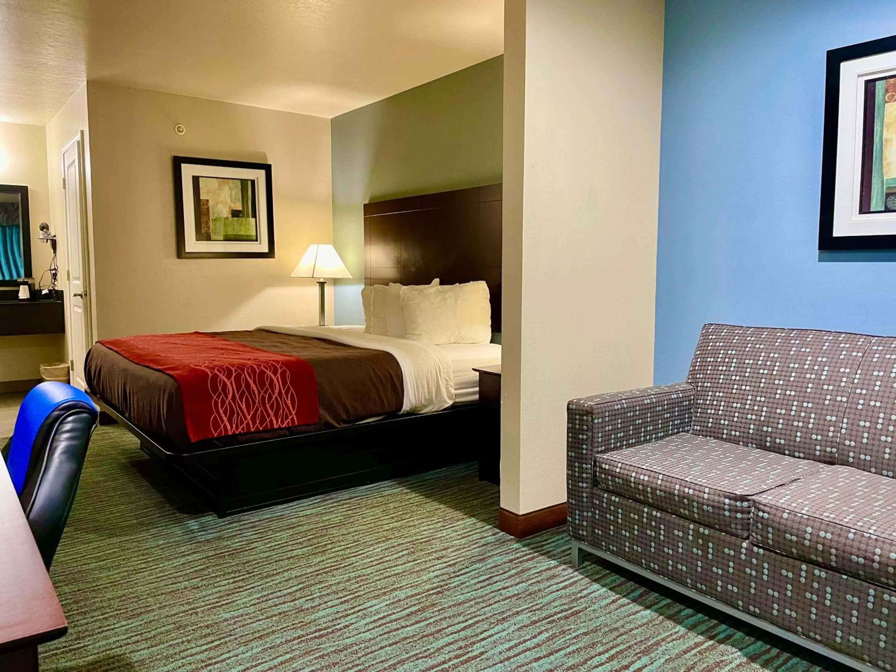 Bedroom, Bed in Garden Inn and Suites