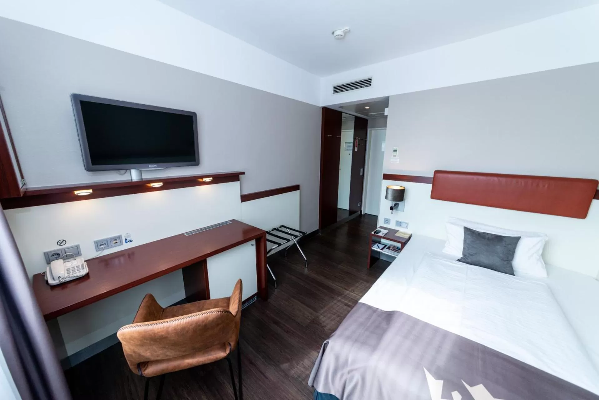 Photo of the whole room, Bed in Hotel Kaiserhof