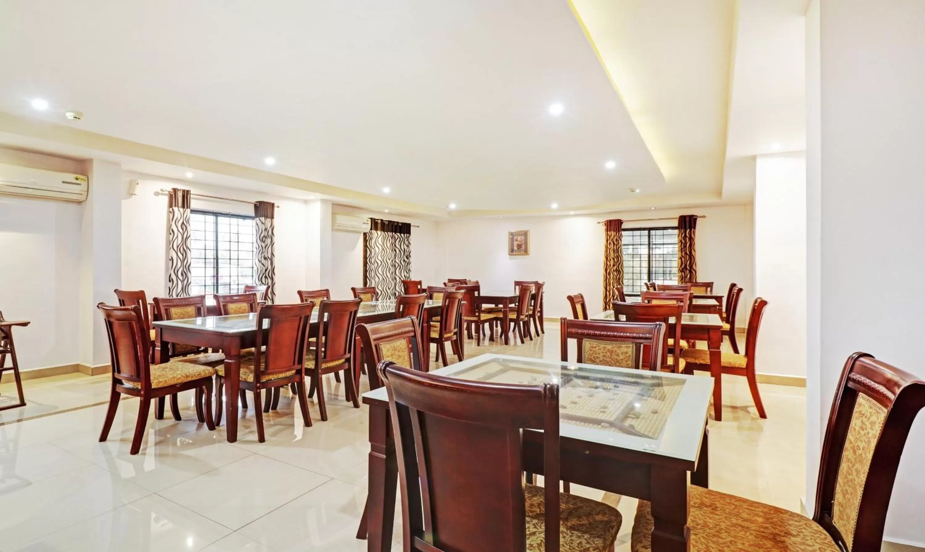 Restaurant/places to eat in Treebo Symphony Hotels And Resorts Angamally