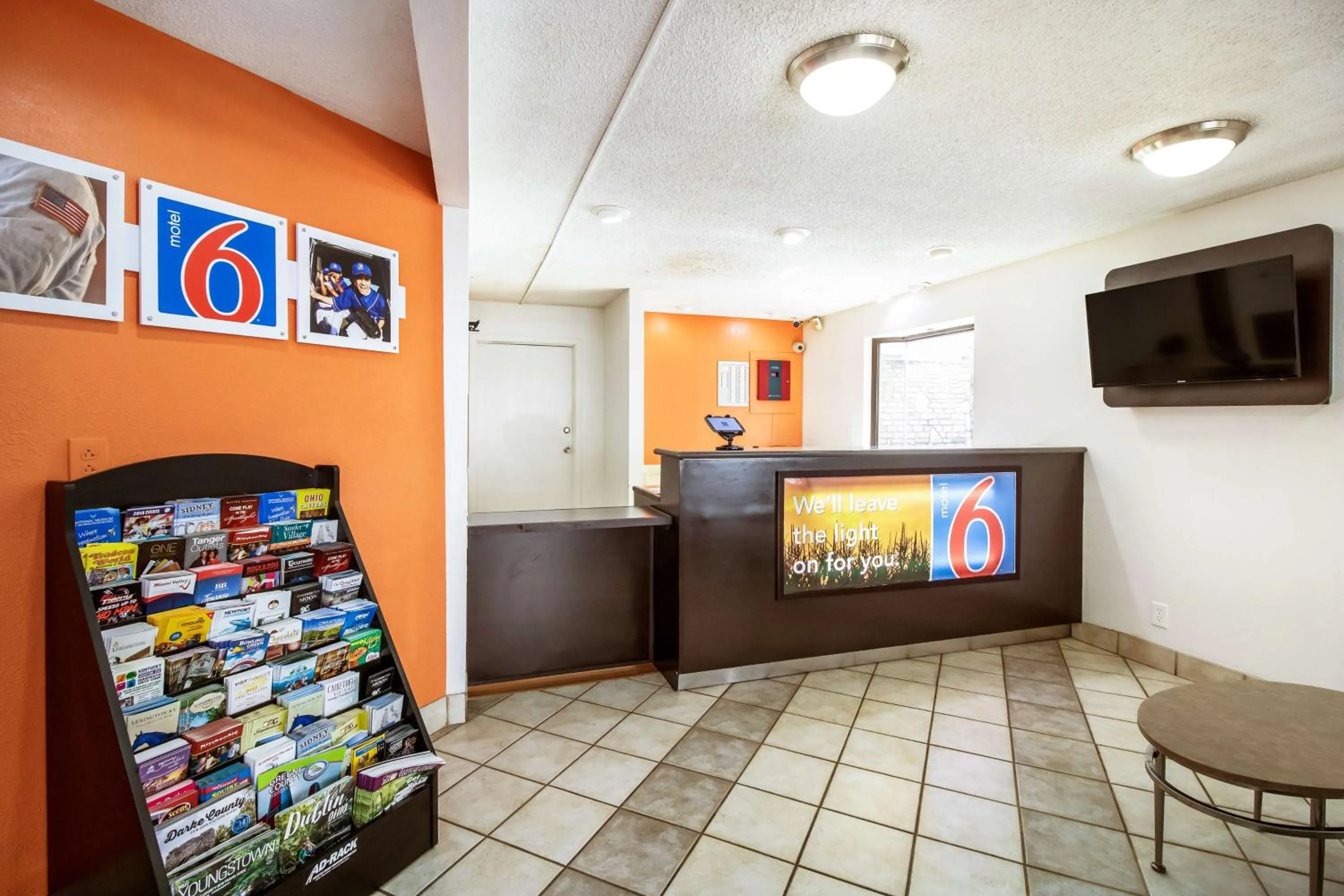 Communal lounge/ TV room in Motel 6-Dayton, OH - Englewood