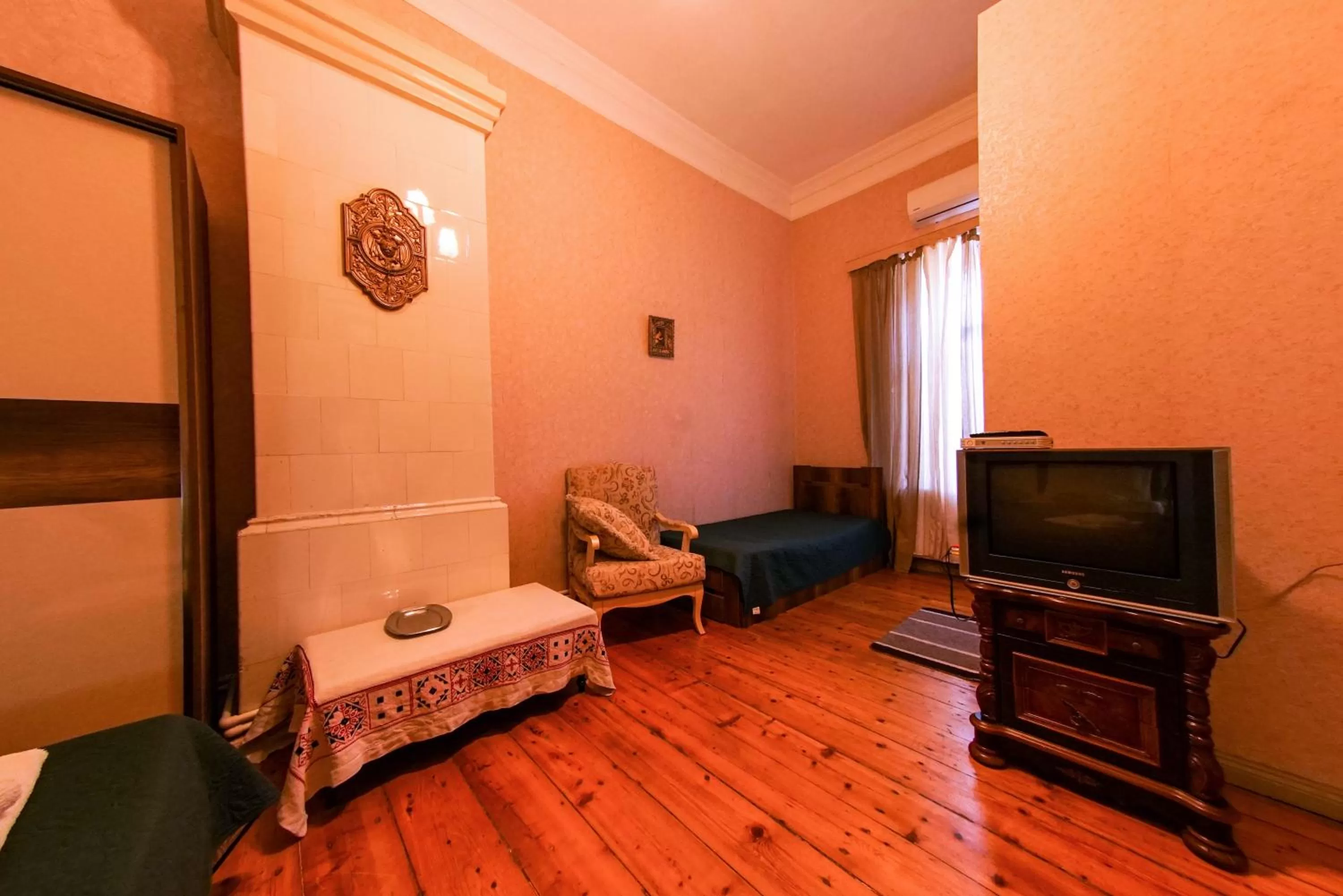 Photo of the whole room, Bed in House 1899