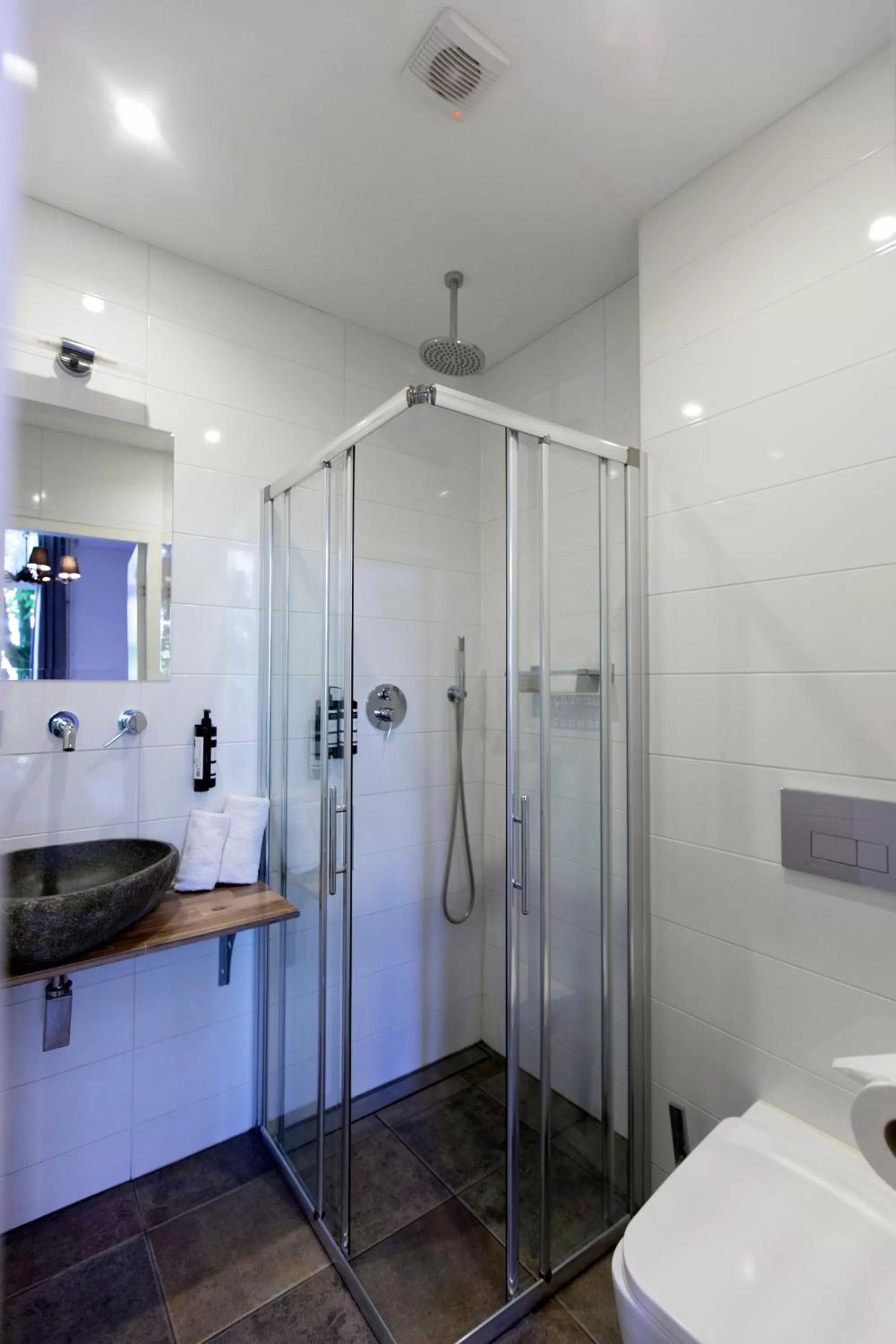 Bathroom in Quentin England Hotel