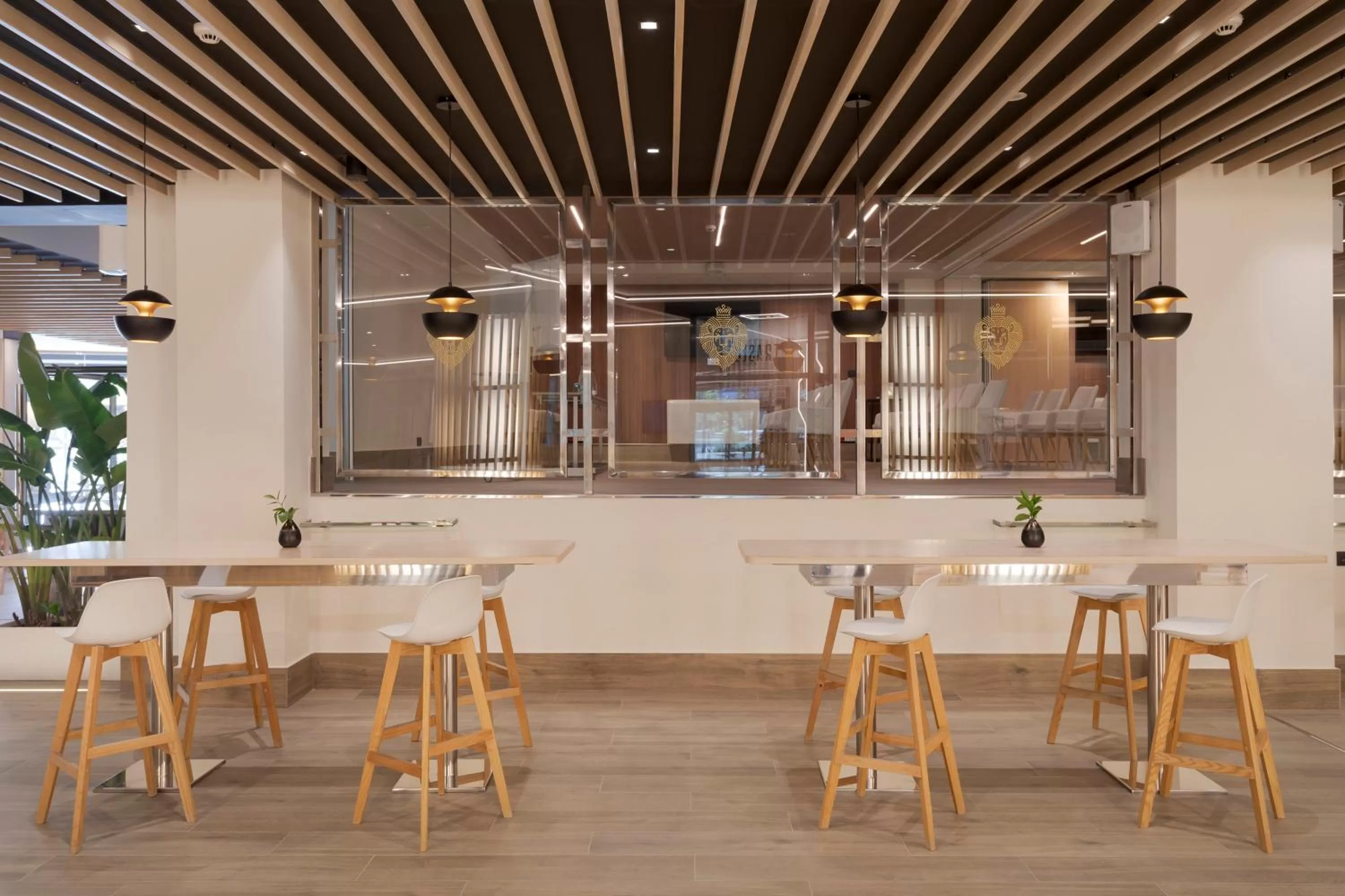 Restaurant/places to eat in Melia Alicante