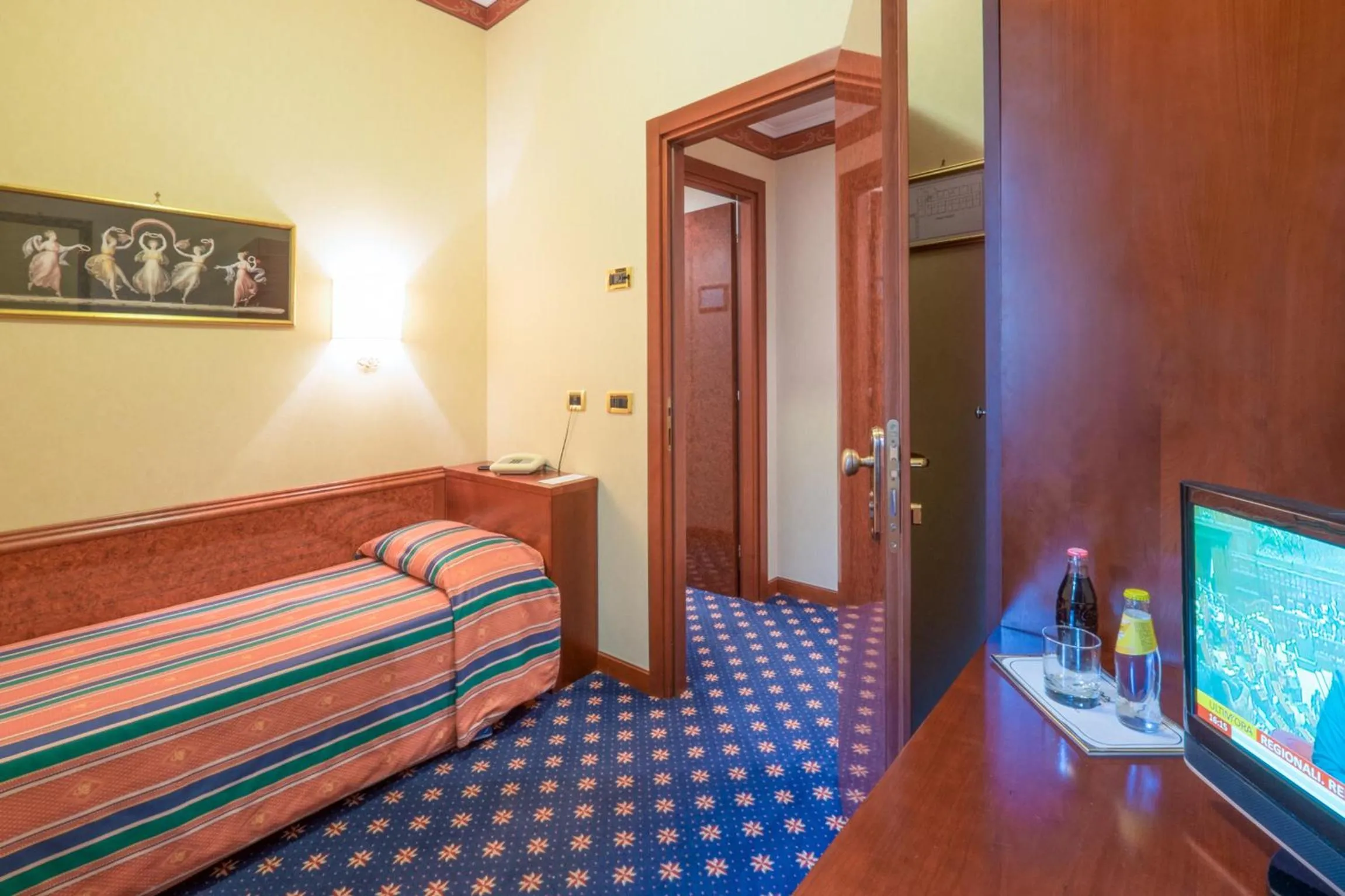 Photo of the whole room, Bed in Hotel Royal