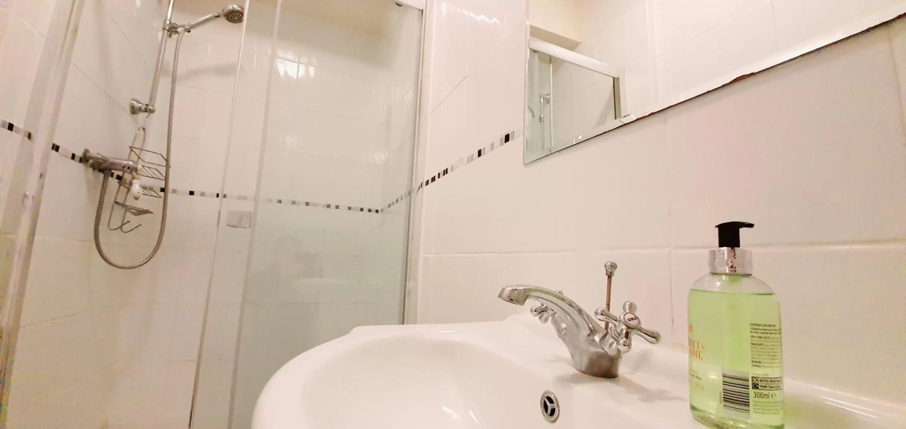 Bathroom in Wheatsheaf Inn