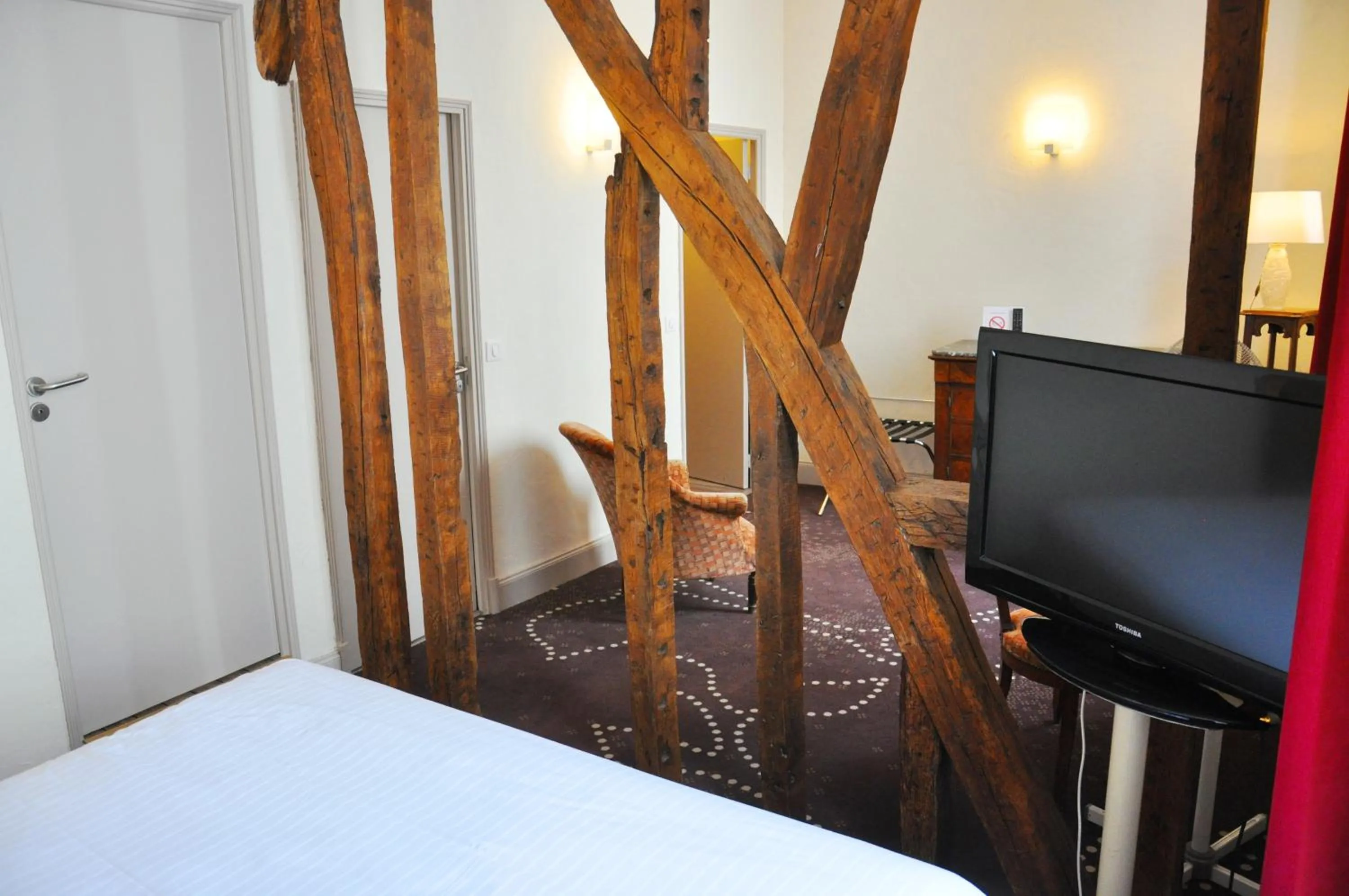 Bed in Hôtel de France