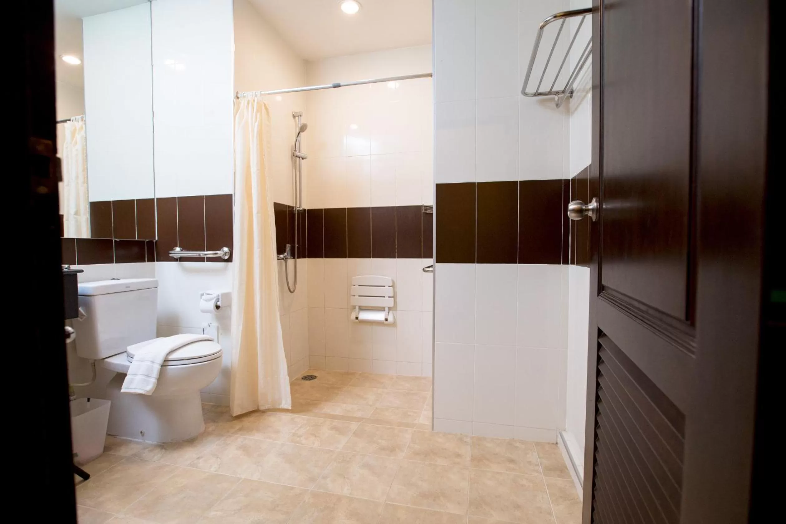 Communal lounge/ TV room in Phanomrungpuri Hotel Buriram