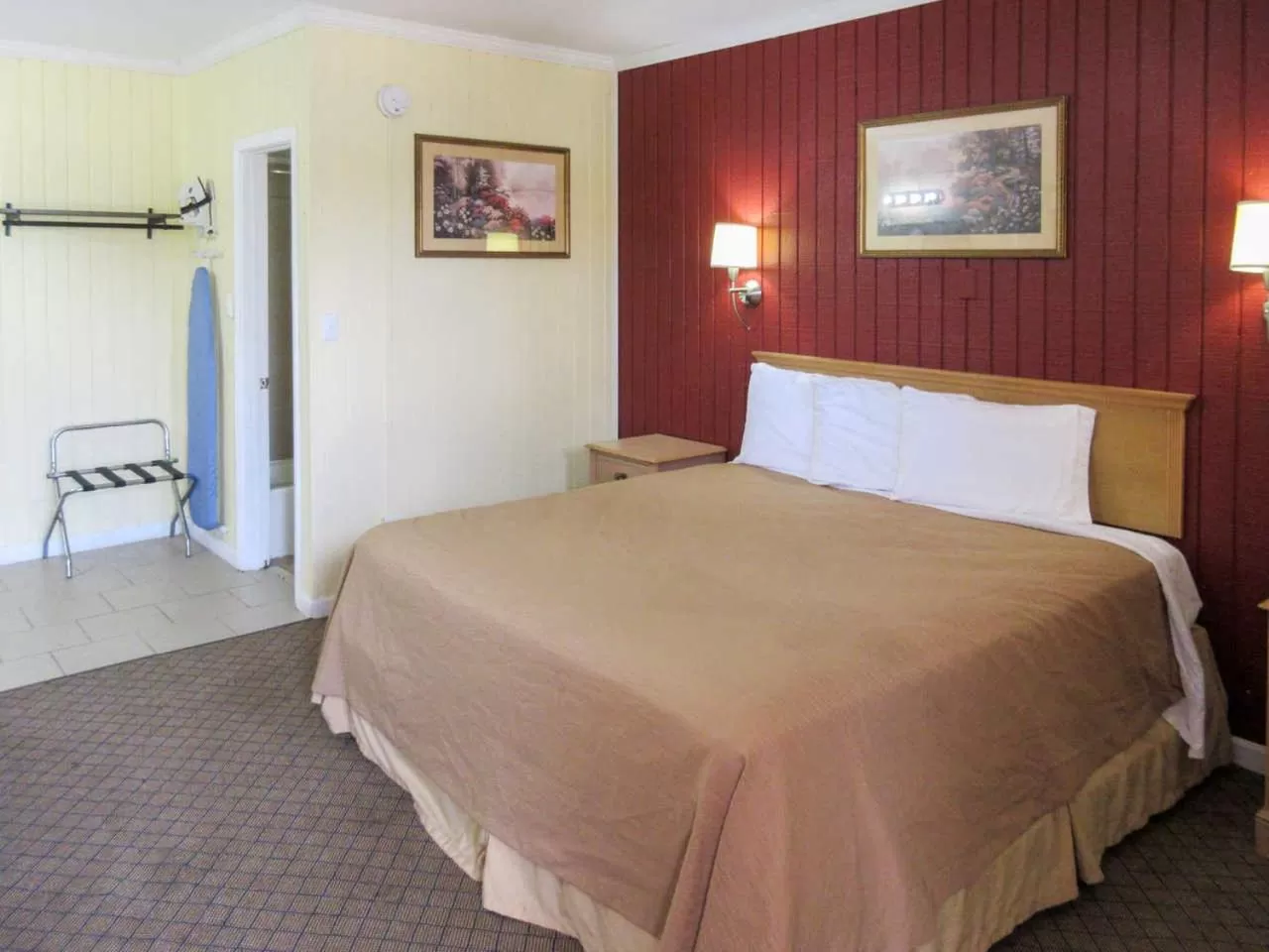 King Room - Non-Smoking in Rodeway Inn Kansas City Downtown Area