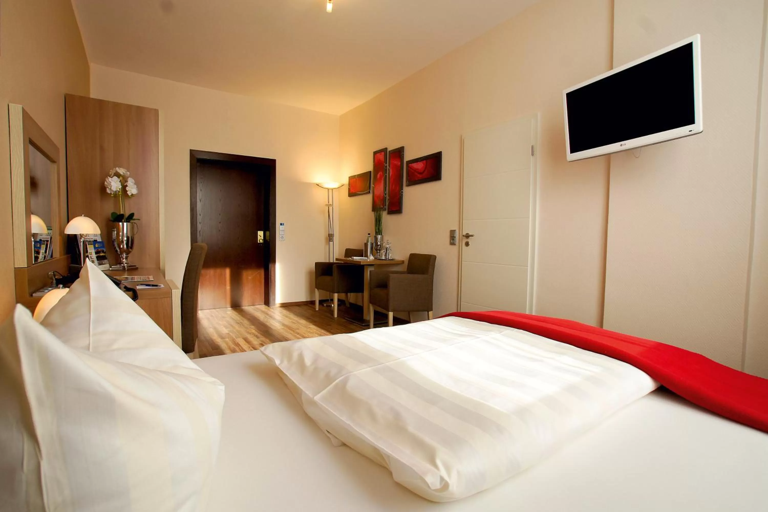 Photo of the whole room, Bed in Hotel Deutsches Haus