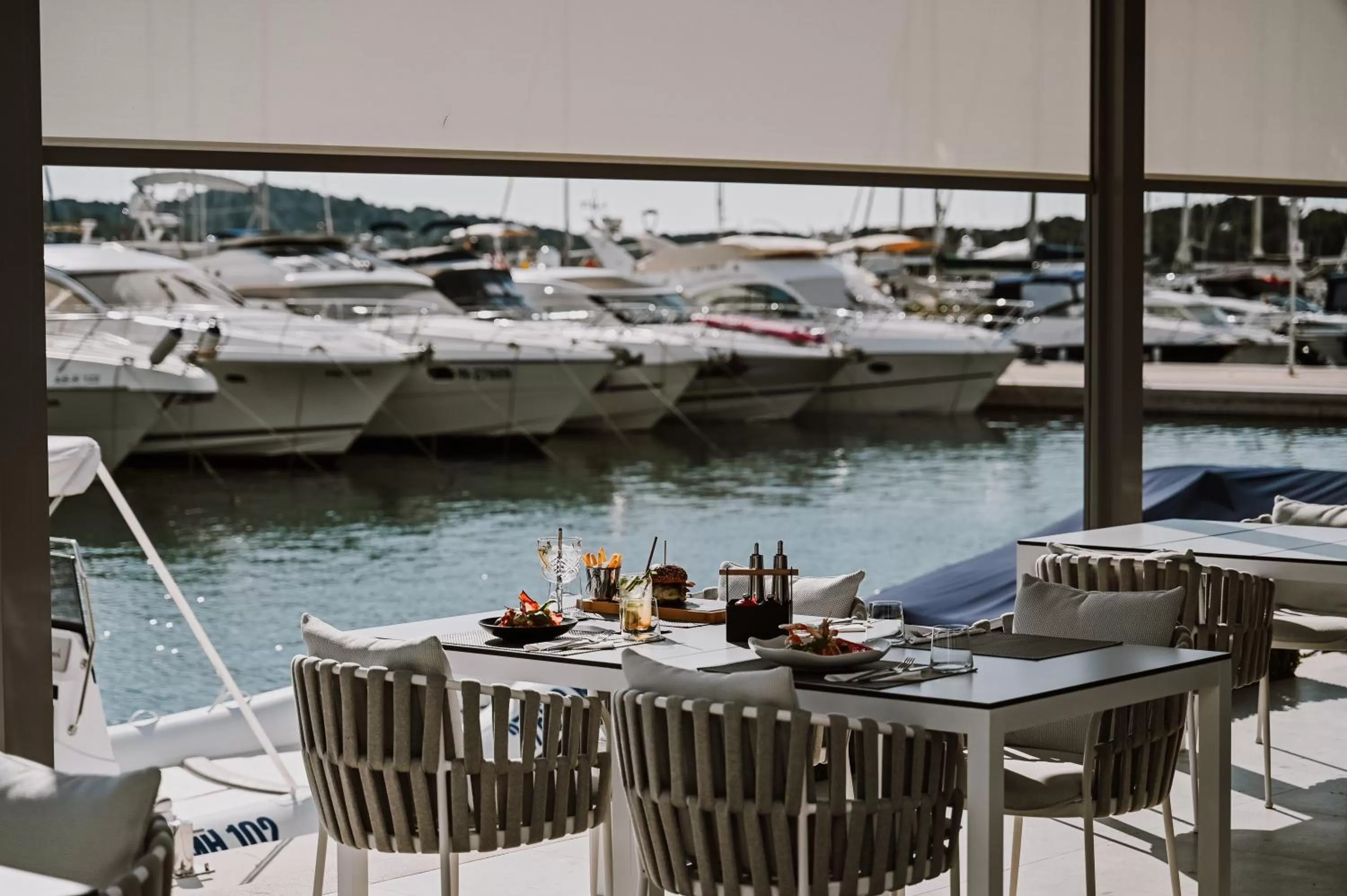 Restaurant/places to eat in Hotel Stomorin-Marina Hramina