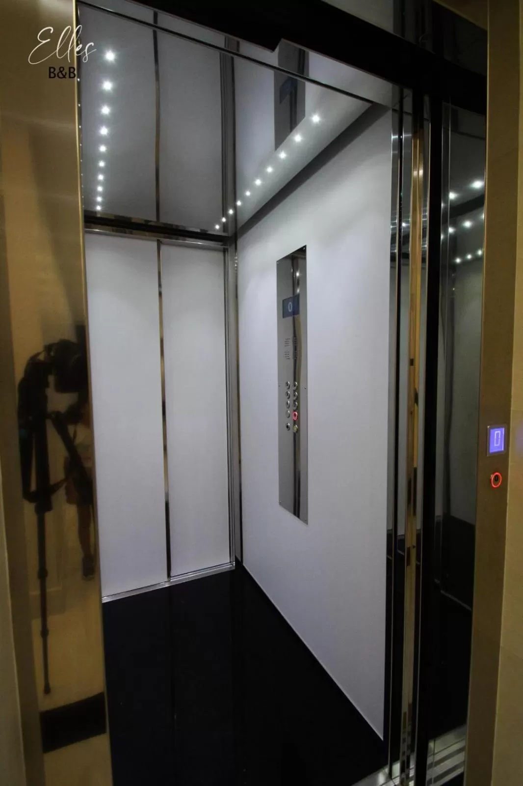 elevator in B&B Elles con parcheggio interno