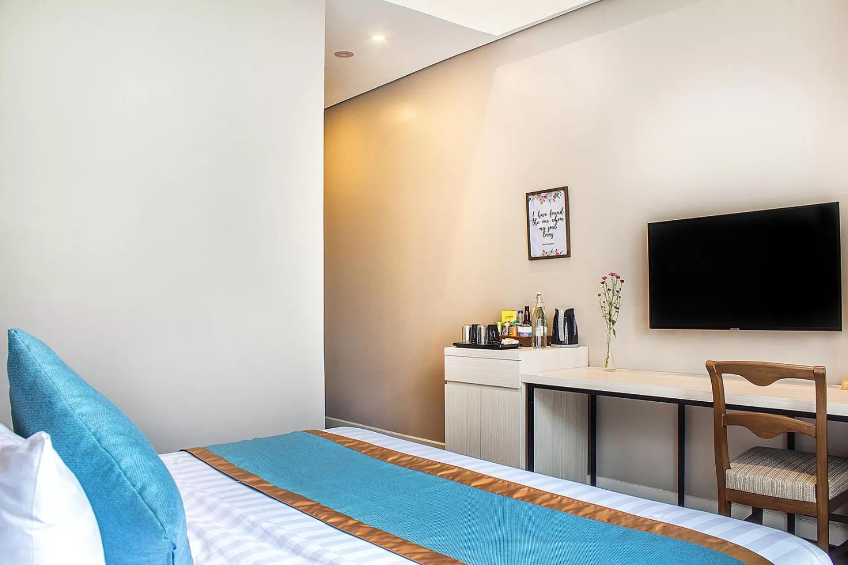 TV and multimedia, Bed in Royale Parc Hotel Tagaytay